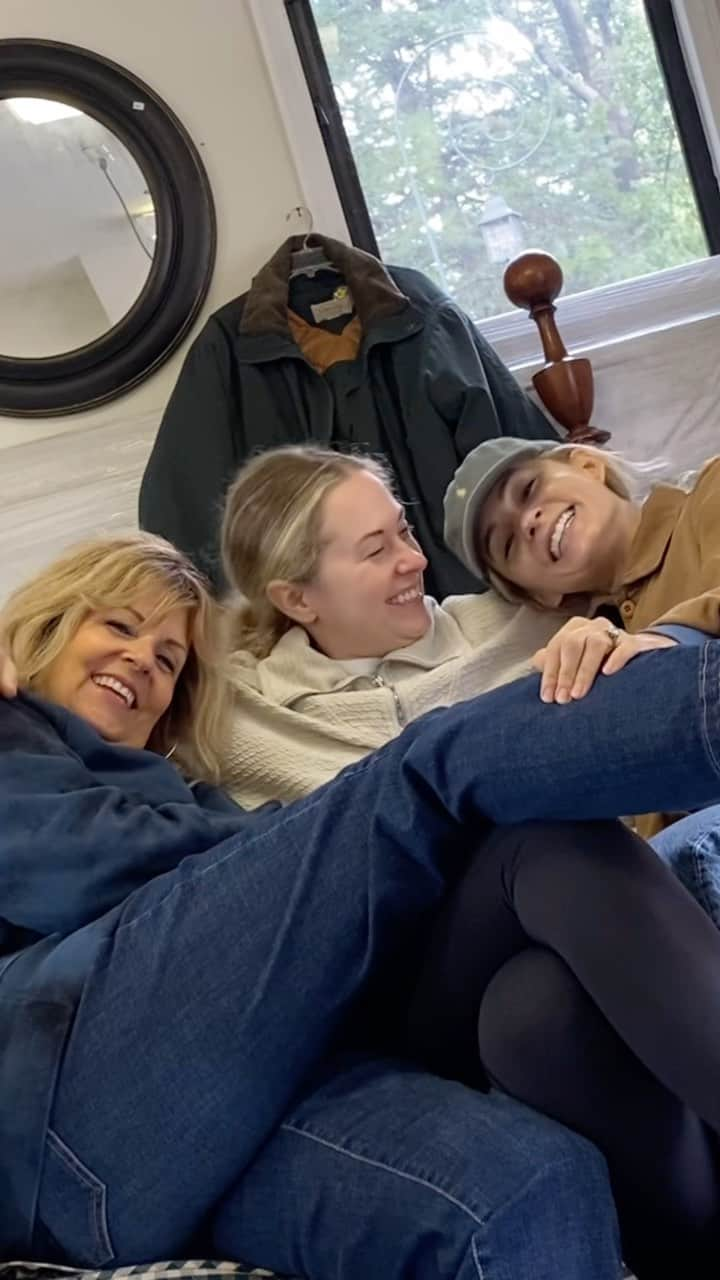 リンジー・ゴートのインスタグラム：「when your yard sale gets rained out, you make your mom and sister pretend they’re in a TGIF sitcom called Three Girls and a Ghost. coming soon to a garage near you. 👩🏼👩🏼‍🦱👱🏻‍♀️👻」