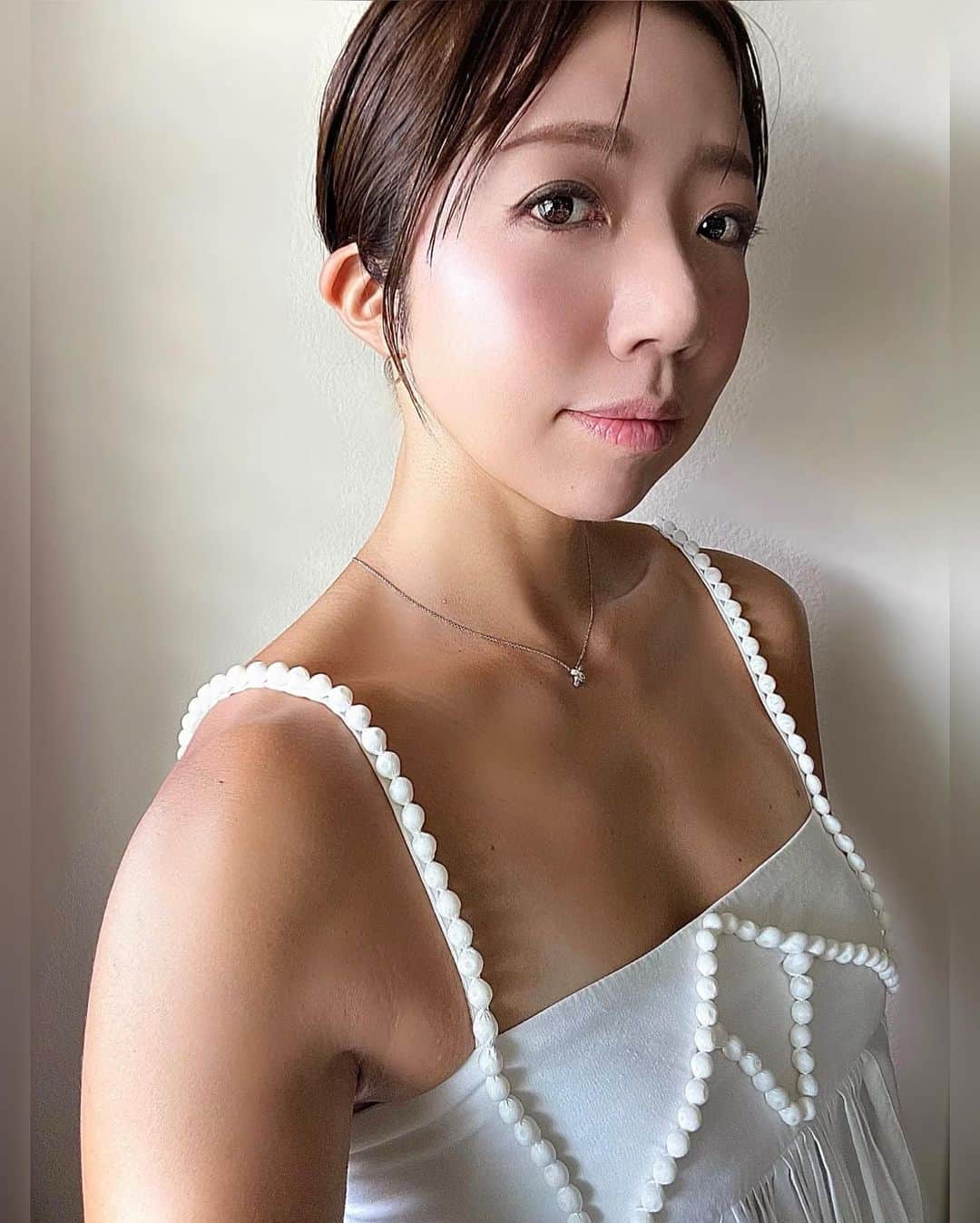 YukoKtymyのインスタグラム：「Labor Day BBQ🍖/ Pool Party🛟 【40代からのボディメイクD-723】  レイバーデイは我が家恒例BBQの日🍖。  レイバーデイを過ぎると、アメリカではいよいよ 秋の到来っていう感じになります🍂  なので最後の夏を思いっきり飲んで食べて楽しんだよ〜🍹  Pic1&2 たまには私服の写真。白コーデ🤳✨  Pic3-7 プールの端にカウンタバーがあるので、 そこで炭火焼き。 けむりモンモンいい匂い🤤 ピザとパスタはキッズに全部食べられちゃった🤭 ステーキ🥩とリブとチーズ🧀はしっかりいただきました😊 体重翌日落ちた〜✌️  Pic8 夜トレ。 ピストルスクワット初挑戦。 全然下がんないしー😂 太ももの筋力が弱いのか、 🍑が大きくて上がらないのか、 お酒で酔っ払ってるのか☺️ 久しぶりにHIITとステッパーを１時間やって終了。  🌈Today’s Workout🌈 HIIT 30min Stepper 30min  #美ボディメイク  #ボディメイク  #ボディメイク女子  #フィットネス  #美尻 #腹筋女子  #筋トレ女子  #美脚女子  #肩トレ  #砂時計ボディ  #女性らしい身体作り  #筋トレダイエット #筋トレママ  #筋トレ仲間と繋がりたい  #40代筋トレ  #40代ダイエット  #40代筋トレ女子  #40代からのボディメイク  #アラフォーダイエット  #アラフォーボディメイク  #アラフィフボディメイク  #トレーニング女子  #宅トレ  #肩トレ女子  #フィットネス女子  #bodymake  #自分らしく綺麗になる  #アンチエイジング  #自分磨き  #バーベキュー」