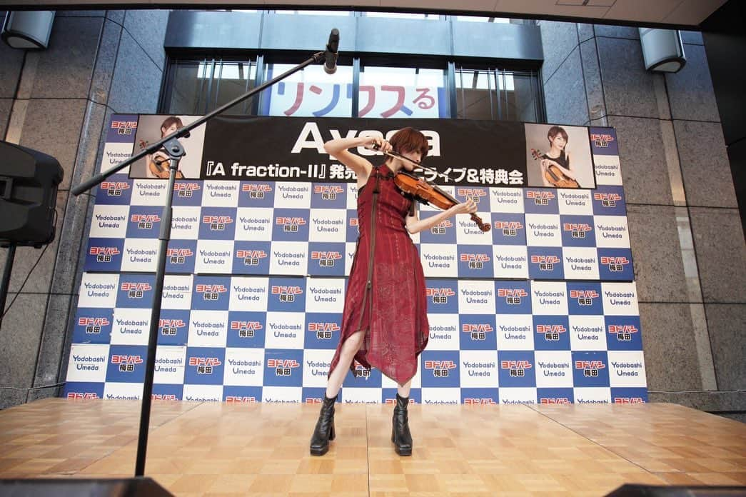 AYASAのインスタグラム：「🎻 ヨドバシカメラマルチメディア梅田店様でのミニライブ2Daysの図🎶2日目🫶 (2023.09.03)  念願叶ってやっとお天気に恵まれた状態でお外のステージでライブができました✨🥹 暑い熱いライブめちゃくちゃ楽しかったな❤️🖤 そしてめちゃくちゃ久しぶりの撮影OKライブでしたが、皆様に喜んでいただけたようでよかった😇 暑い中皆様本当にありがとうございました🫶 ・ #a_fraction_2  #ヨドバシカメラマルチメディア梅田  #ヨドバシのあやさ  #Ayasa #バヨリン弾き #violinist #violin #5弦バイオリン #gliga」