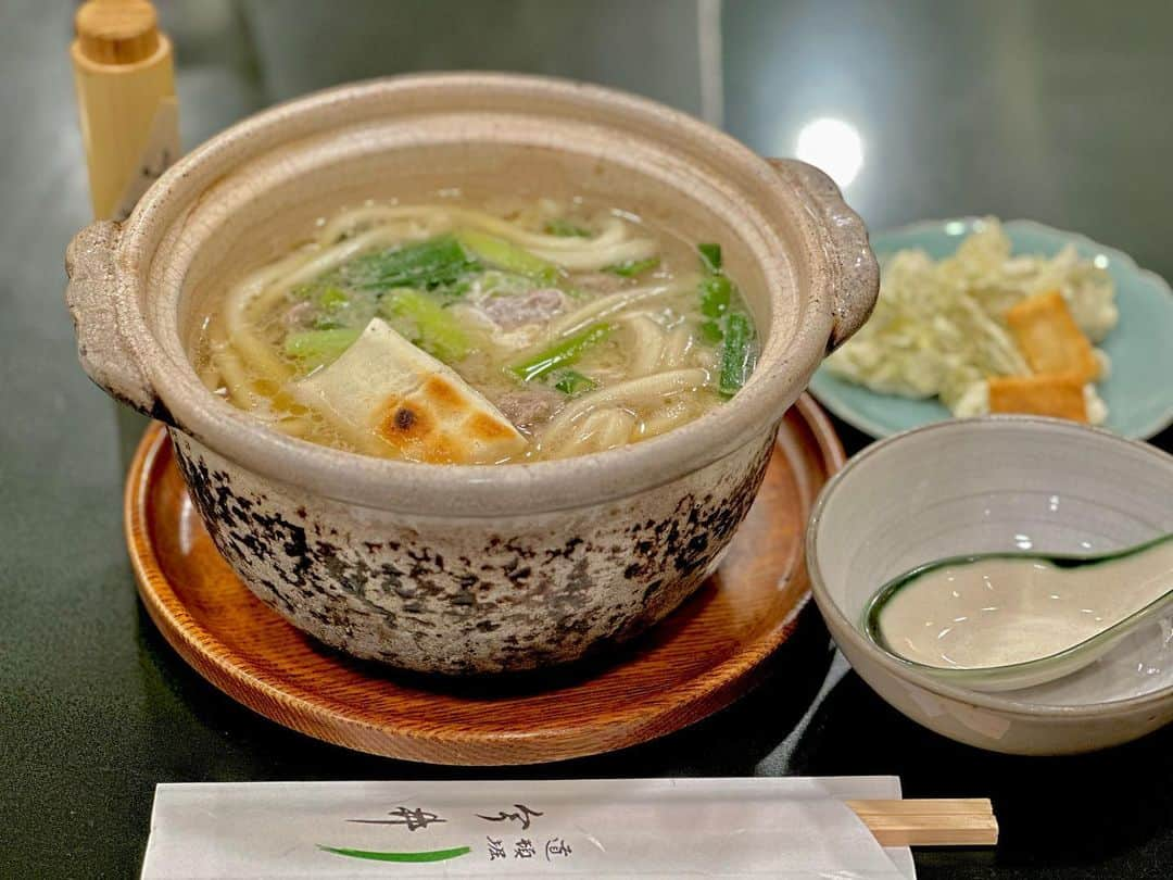 AYASAのインスタグラム：「🍲 それはそれはとっても壮絶に美味しかったおうどんさん🤎 トッピングしたお餅もとろろ昆布も含め全てが素晴らしく美味しかった🤤また食べたいもう食べたい🤤  普段ラーメン等のスープは全部飲めないワタクシですが、今回はまさかの完飲😋 また飲みたいもう飲みたい😋 #道頓堀今井 #今井のうどん  #麺が好き」