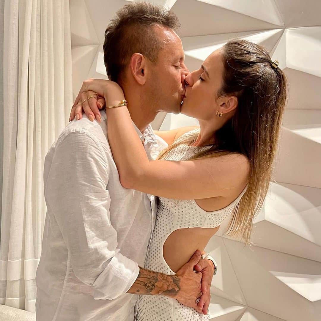 マルシオ・ラファエウ・フェレイラ・デ・ソウザのインスタグラム：「Hoje é o dia❤️da mulher da minha vida! Parabéns Fe, que Deus te abençoe eternamente com muita saúde e muita paz. O aniversário é seu, mas quem ganha o presente somos nós por ter você… Te amo muitooooooo. ML-MS-RL-JR ❤️❤️❤️❤️❤️❤️❤️❤️❤️❤️❤️」