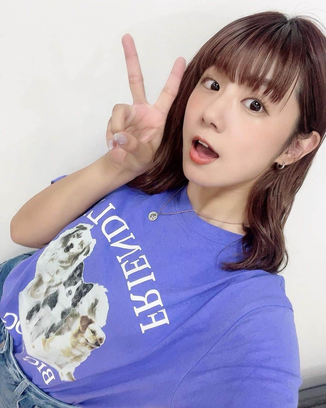 根本羽衣のインスタグラム：「SHEINのTシャツかわいい💜  生地もちゃんとしてて 1200円くらい🐕🐾  デニムもSHEINだ👖 すんごい履きやすい👅  #shein  #プチプラT #shein購入品 #💜🐩👖」