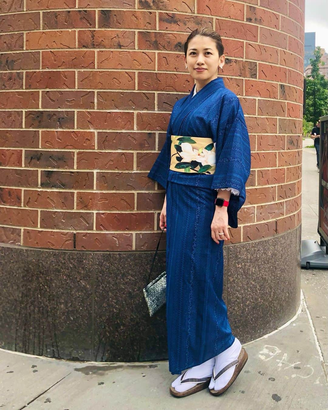 岡田育さんのインスタグラム写真 - (岡田育Instagram)「Our 10th anniversary dinner @rafsnewyork #rafsnewyork 👘🥖🐕 The obi was taken from “a bluebird and a magnolia tree” by #kokeikobayashi   ご近所とはいえちょっといい店で食事するのでサンダルが憚られ、久々に白足袋でも履くか、と思ったものの、フォーマルに寄せるほど間違い探し的に裄不足が目立つ。来世はマイサイズの夏着物を仕立てたい。泰山木だから既に季節外れではあるがオオルリなので「Twitter追悼」、今春夏この帯ばかり締めていた。  #夏着物 #夏着物コーデ #ポリ絽小紋 #洗える着物  #半幅帯 #白華小禽 #小林古径 @gofukuyasan  #カルタ結び #acrylicbag  #キモノ #リサイクル着物 #着物女子 #kimonofashion  #japanesekimono  #👘🔰 #着物修行中  #kimonostyle #kimonofashion  #着物スタイリング #カジュアル着物 #普段着着物 #kimonolovers #着物好き」9月5日 6時03分 - okadaic