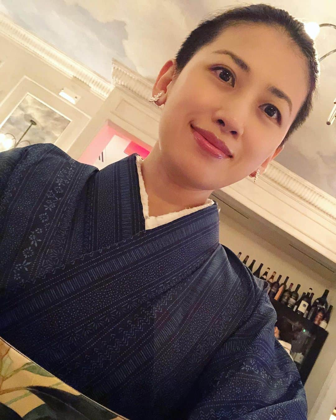 岡田育さんのインスタグラム写真 - (岡田育Instagram)「Our 10th anniversary dinner @rafsnewyork #rafsnewyork 👘🥖🐕 The obi was taken from “a bluebird and a magnolia tree” by #kokeikobayashi   ご近所とはいえちょっといい店で食事するのでサンダルが憚られ、久々に白足袋でも履くか、と思ったものの、フォーマルに寄せるほど間違い探し的に裄不足が目立つ。来世はマイサイズの夏着物を仕立てたい。泰山木だから既に季節外れではあるがオオルリなので「Twitter追悼」、今春夏この帯ばかり締めていた。  #夏着物 #夏着物コーデ #ポリ絽小紋 #洗える着物  #半幅帯 #白華小禽 #小林古径 @gofukuyasan  #カルタ結び #acrylicbag  #キモノ #リサイクル着物 #着物女子 #kimonofashion  #japanesekimono  #👘🔰 #着物修行中  #kimonostyle #kimonofashion  #着物スタイリング #カジュアル着物 #普段着着物 #kimonolovers #着物好き」9月5日 6時03分 - okadaic