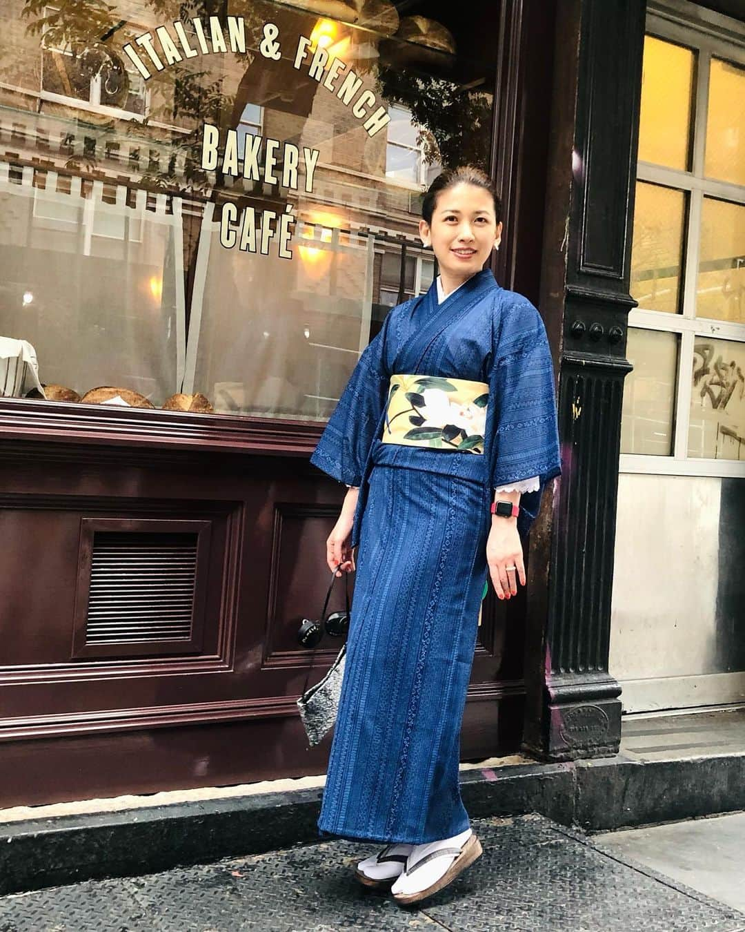 岡田育さんのインスタグラム写真 - (岡田育Instagram)「Our 10th anniversary dinner @rafsnewyork #rafsnewyork 👘🥖🐕 The obi was taken from “a bluebird and a magnolia tree” by #kokeikobayashi   ご近所とはいえちょっといい店で食事するのでサンダルが憚られ、久々に白足袋でも履くか、と思ったものの、フォーマルに寄せるほど間違い探し的に裄不足が目立つ。来世はマイサイズの夏着物を仕立てたい。泰山木だから既に季節外れではあるがオオルリなので「Twitter追悼」、今春夏この帯ばかり締めていた。  #夏着物 #夏着物コーデ #ポリ絽小紋 #洗える着物  #半幅帯 #白華小禽 #小林古径 @gofukuyasan  #カルタ結び #acrylicbag  #キモノ #リサイクル着物 #着物女子 #kimonofashion  #japanesekimono  #👘🔰 #着物修行中  #kimonostyle #kimonofashion  #着物スタイリング #カジュアル着物 #普段着着物 #kimonolovers #着物好き」9月5日 6時03分 - okadaic