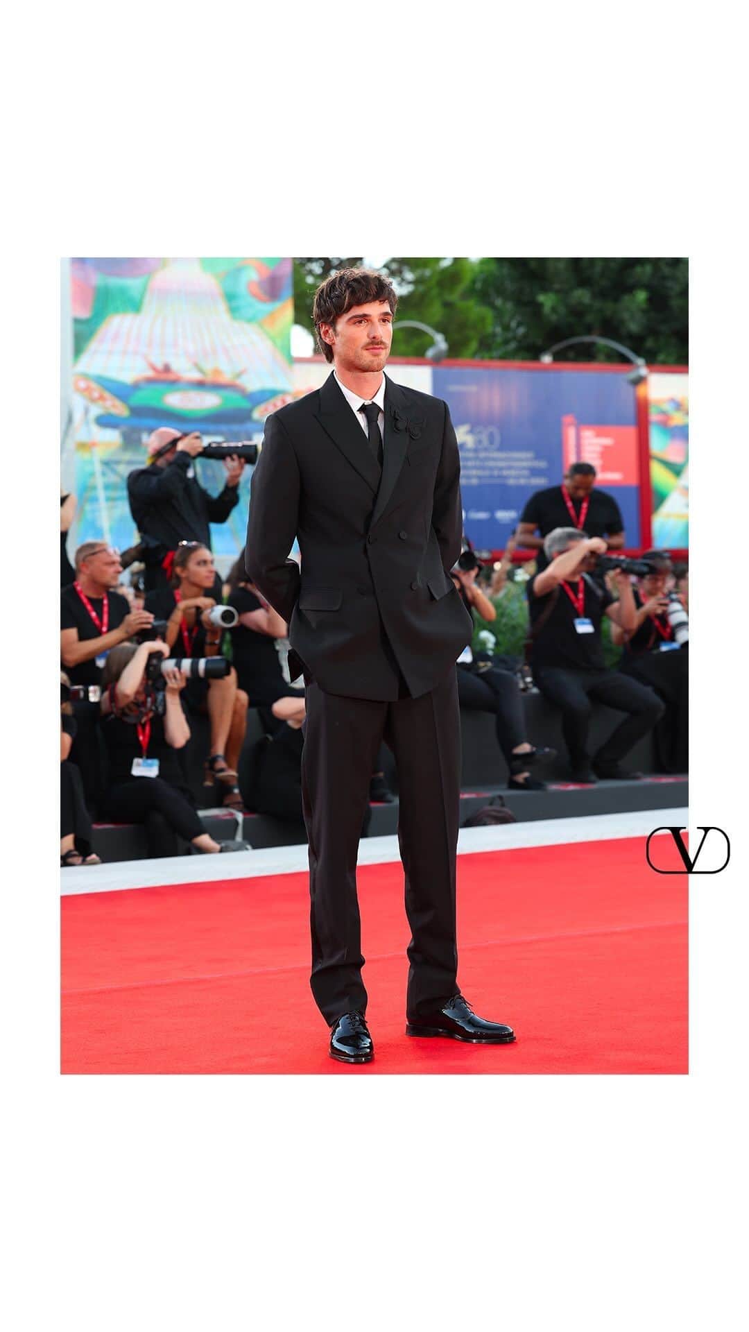 のインスタグラム：「@jacobelordi opts for Valentino at the Venice Film Festival.  To the premiere of “Priscilla,” the actor was seen in a Valentino Tuxedo designed especially for him by @pppiccioli along with the #ValenTie and #VALENTINOGARAVANI shoes.  @labiennale」