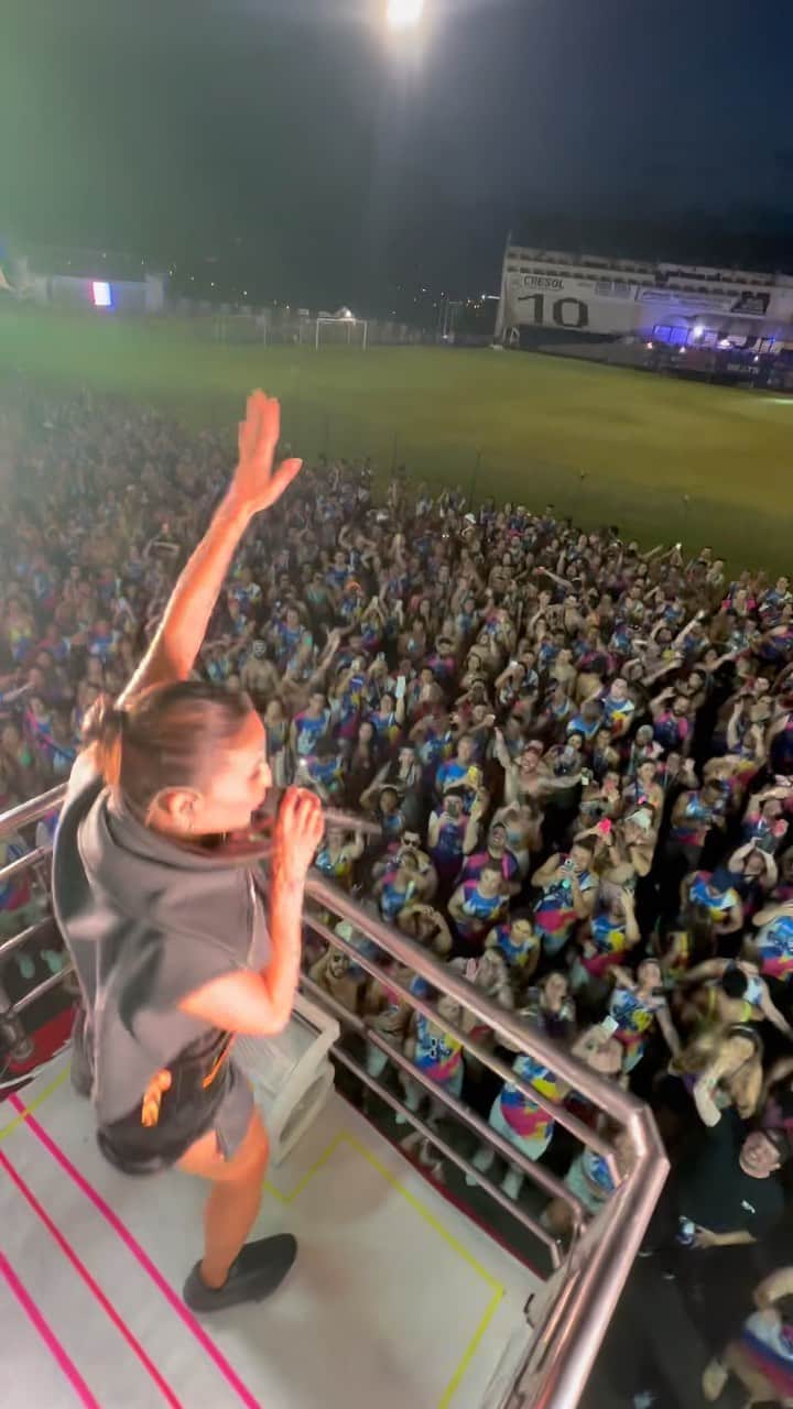 Claudia Leitteのインスタグラム：「Nem no verão dos meus sonhos eu poderia imaginar isso tudo, um arrepio da cabeça aos pés.   Os meus amores de Ribeirão Preto botaram pra lascar e essa energia transbordou meu coração!  Foi incrível!!!  🎶Eu lembro de tudo, do bloco passando, Claudinha cantando, pode dançar o largardinho… lembro de tudo, eu lembro de tudo🎵💃🧡!  🎥: @marcelomonegal」