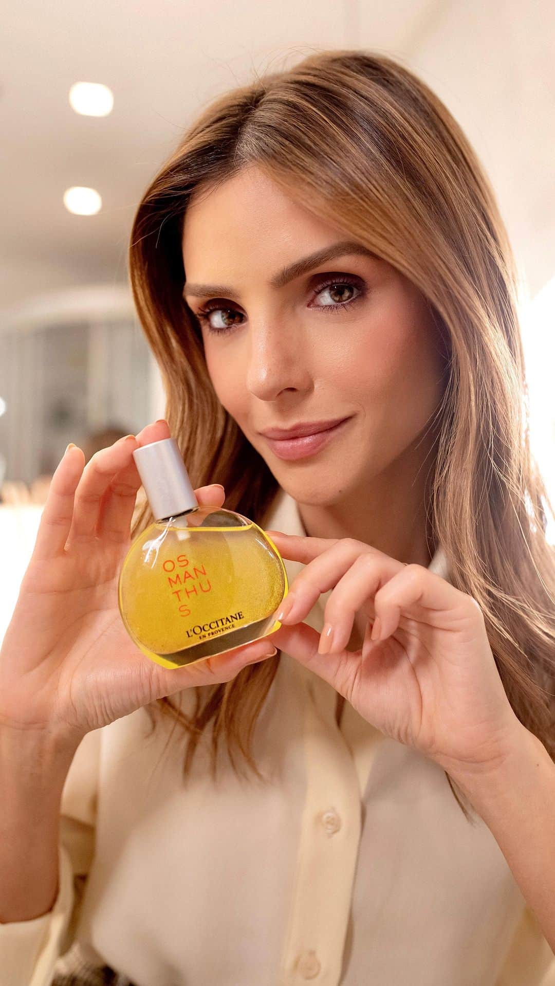 カロリーネ・セリコのインスタグラム：「Sorte e Honra | A linha Osmanthus da @loccitane_br remete a um sentimento de aconchego, calor, ternura e nostalgia. Estou usando a linha completa, espuma de banho, difusor de ambientes, loção corporal e fragrância em  óleo com textura bifásica inovadora.   Deixei o cupom nos Stories para você conhecer essa linha completa com uma fragrância única e delicada!   | publi   #CaCelicoBeauty」