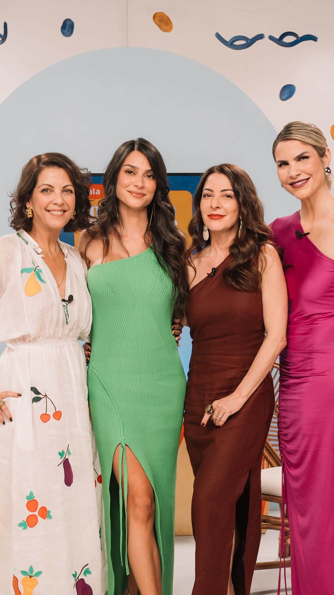 Thaila Ayalaのインスタグラム：「Como lidam as mulheres que não querem ser mães com a enxurrada de críticas diárias de uma escolha que deveria ser única e exclusivamente delas? Vamos falar sobre isso hoje, agora! No ar. com as nossas convidadas queridas @anapaulapadraooficial e @thalitareboucasque o episódio da semana, Não quero ser mãe!   O link tá na bio, vem assistir completo!」