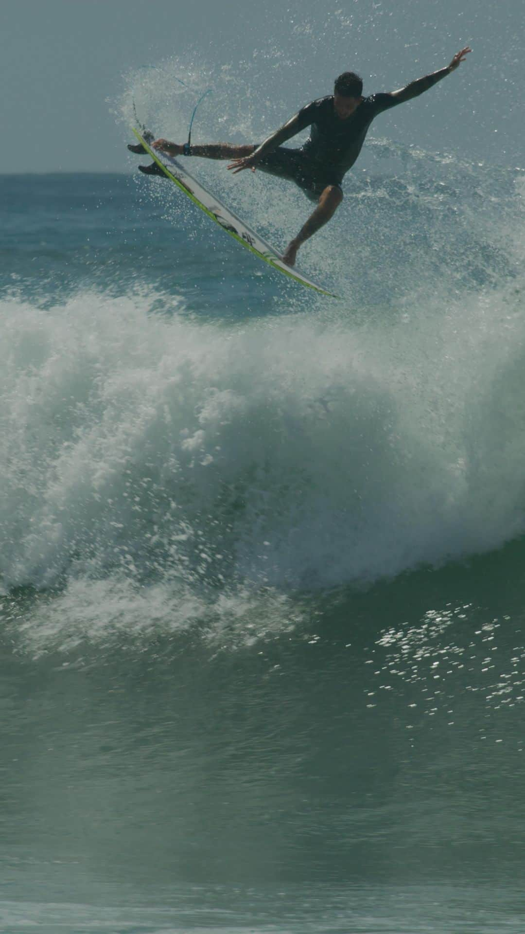 フィリッペ・トレドのインスタグラム：「uma onda de hoje, surfe tá no pé! me sentindo bem, pronto e confiante. Fé em Deus e vamo que vamo ✍🏻  a wave from today! feeling good, ready and, confident. let’s go, God is good ✍🏻  @baronisfilms」