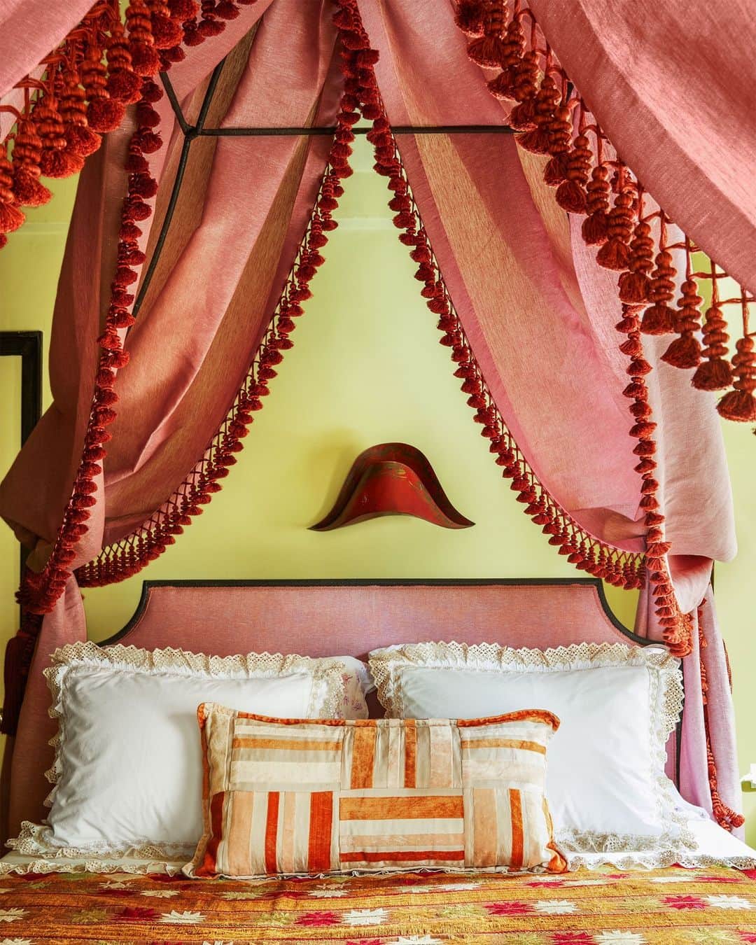 のインスタグラム：「Rebecca Gardner—founder of the beloved interiors and events shopping destination @housesandparties—is hospitality incarnate. It comes as no surprise, then, that her petite New York City pied-à-terre began its life as a hotel when it was completed in 1926. Gardner proceeded to amp up the vintage charm with a custom canopy bed in a Busatti linen with opulent Samuel & Sons tassel fringe, all set against lime green walls. “I specialize in nonessentials,” Gardner jokes. We call it room service.  Click the link in our bio for the full cover story. Written by @katebolickate. Photographed by @annieschlechter. Styled by @bebehoworth.」
