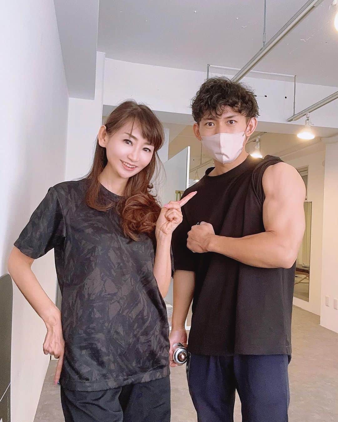 長谷川夕希子さんのインスタグラム写真 - (長谷川夕希子Instagram)「パーソナルトレーニング🏋️‍♂️ ×CS60整体💆‍♀️が が両方できるパーソナルジム 『ボディケア&パーソナルジムLea 自由が丘店』 @bplea1212 さんで 話題の CS60整体していただきました💆‍♀️💓  Leaオーナーの齊藤光汰さんの筋肉💪すごっ😆  cs60は、細胞に流れる電流を正常な状態に整えてくれる専用機器✨ これを使い首肩こり、肩甲骨など深部の固い部分へアプローチし、ほぐしていきます✨  私、全身凝り固まってるからほぐして行く工程は痛気持ちくて嬉しかったです😊✨  特に、目の開きが良くなったのは最高でした🤩💞  かなり全身の血流が目まぐるしく流れるので、この日は遠足した日みたいにぐっすり眠りました😴  コリに悩まされている方、マッサージへ行ってもなんだかスッキリしない方は是非行ってみてね😉✨  自由が丘駅🚉から徒歩30秒🎵  ボディケア&パーソナルジムLea 自由が丘店 @bplea1212   東京都目黒区自由が丘１丁目９−４ 自由が丘ホワイトビル 3階  #自由が丘 #bodycare＆personalgymLea #パーソナルトレーニング #自由が丘パーソナルトレーニング #自由が丘パーソナルジム #パーソナルジム #プライベートジム #CS60 #lea #地域密着 #健康 #ダイエット #健康増進 #ボディメイク #パフォーマンスアップ #マタニティトレーニング #マタニティ #産後トレーニング #リハビリ #ヘルスケア #都度払い #心と身体を幸せにする身体づくり  #アラフォー美容  #アラフィフ美容 #美魔女 #首肩こり  #眼精疲労 改善 #美容整体」9月5日 6時31分 - yukikogabby