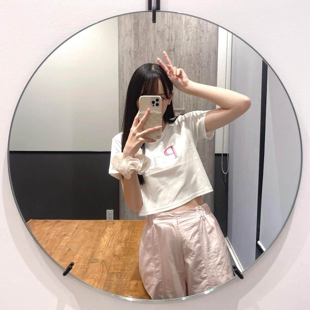 鈴木瞳美のインスタグラム：「❤︎  今年の夏はミニ丈のTシャツいっぱい着たよ〜✌🏻」