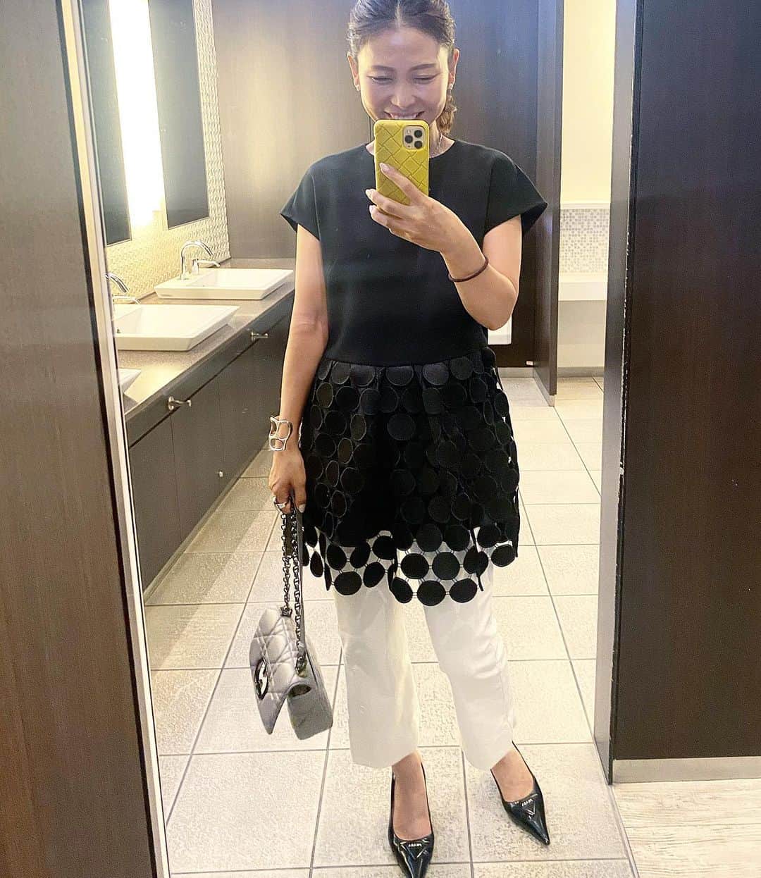 のインスタグラム：「. めずらしく自撮り🚾  このトップス可愛い⚫️⚪️ @adore_jp  . . #adore #自撮り #アラカン #アラカンコーデ  #prada  #dior」