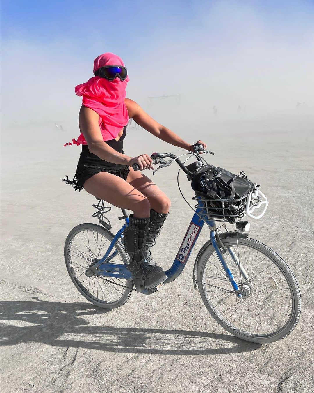 ダニカ・パトリックさんのインスタグラム写真 - (ダニカ・パトリックInstagram)「There is no better place than burning man to wear whatever you want. Everyone’s style is celebrated and part of the fun of the week. 🙌🏼」9月5日 6時37分 - danicapatrick