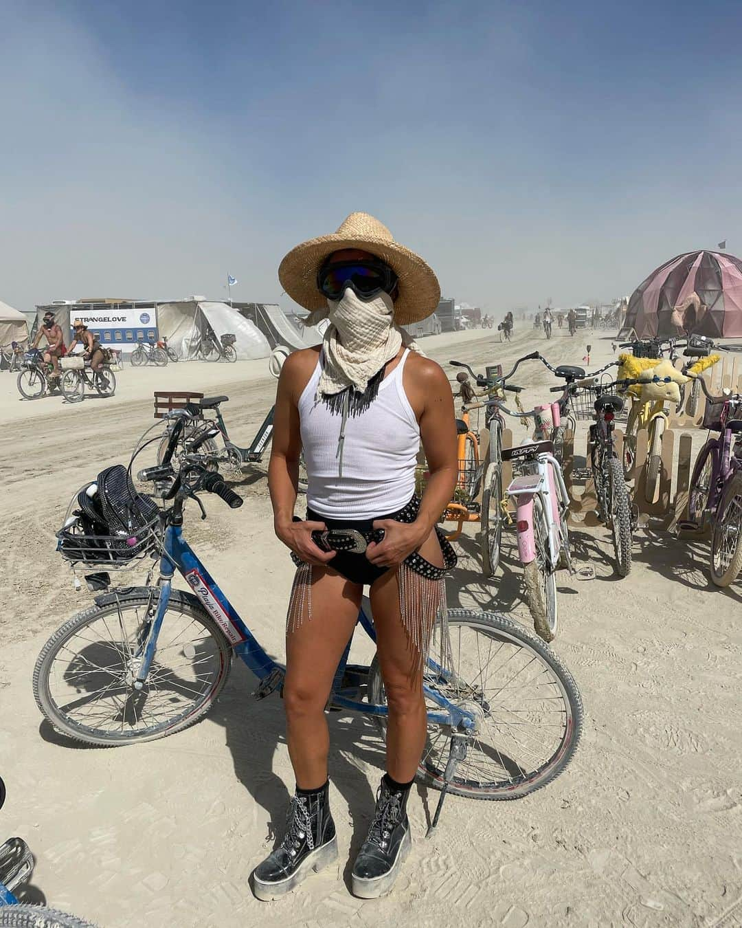 ダニカ・パトリックさんのインスタグラム写真 - (ダニカ・パトリックInstagram)「There is no better place than burning man to wear whatever you want. Everyone’s style is celebrated and part of the fun of the week. 🙌🏼」9月5日 6時37分 - danicapatrick