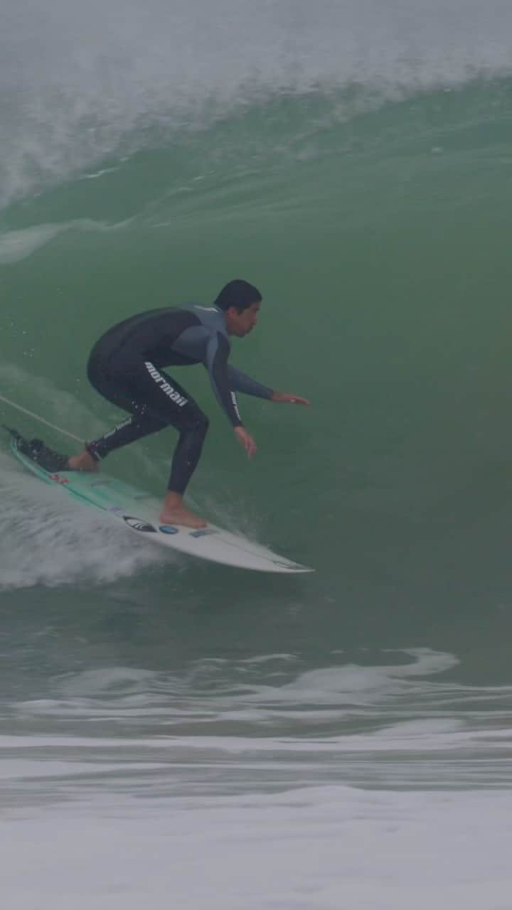 ミグエル・プッポのインスタグラム：「Primeiros tubos surfados desde a minha lesão 💪🏽🙌🏽  Aproveitando muito bem esse swell de leste com o melhor wetsuit do mundo @mormaiioficial 🥶   #FlexxxaPro  🎥 @brunozanin_」