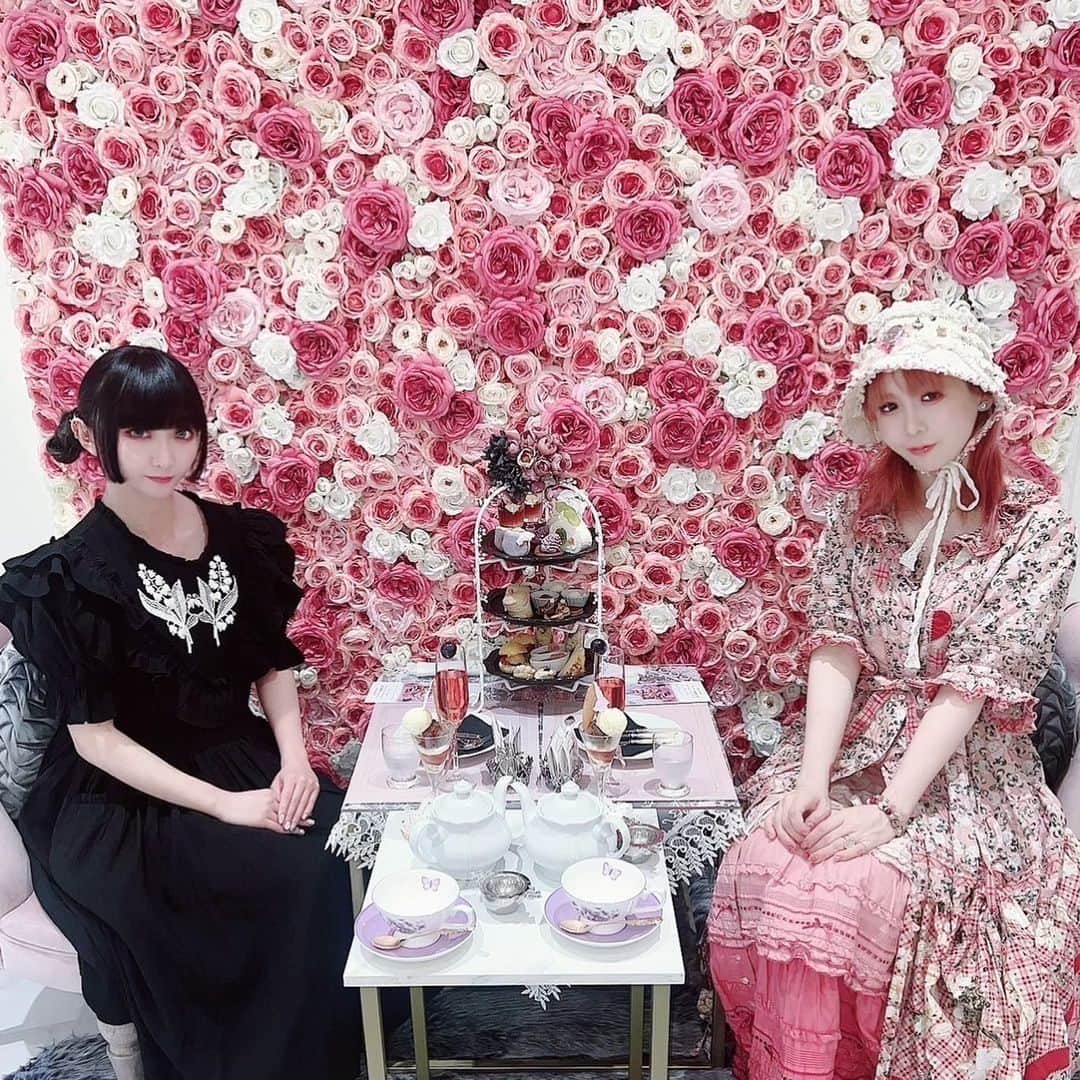 大森靖子のインスタグラム：「相棒　@riko0o_0o  と横浜デート  りこの美しい踊りがもっとたくさんの人に届きますように。  横浜デート ❤️大好きなビーズ刺繍作家のpiariさんとコラボしている、シュガークラフトアーティスト みずき愛さんプロデュースのアフタヌーンティーサロン、フォリウム フロリス タカラヅカ サロン・ド・ 馬車道 ❤️ 神奈川県立歴史博物館　関東大震災展 ❤️YOKOHAMA AIR CABIN (ずっと気になってた横浜のロープウェイ！はじめてのった) ❤️桜木町SIKI TSUBAKIYA」