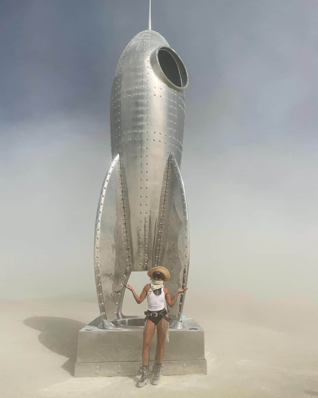 ダニカ・パトリックさんのインスタグラム写真 - (ダニカ・パトリックInstagram)「One of my favorite things to do at burning man is to check out all the art. Sometimes it’s fun to climb them too. 😜 There are hundreds of amazing pieces that make riding anywhere on the playa stunning. And then the lights at night… Wow. You have to see it to understand. 🩷💚🖤❤️🩵🩶🧡💙🤍💛💜」9月5日 6時49分 - danicapatrick