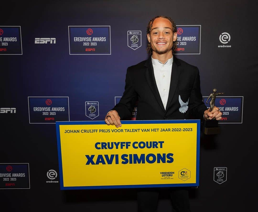 シャビ・シモンズのインスタグラム：「Very honoured and proud to receive the Johan Cruijff Talent Of The Year 2022/23 and Topscorer awards. Thanks to everyone, I'll keep working to achieve the next goals! 🦁🙏🏽」