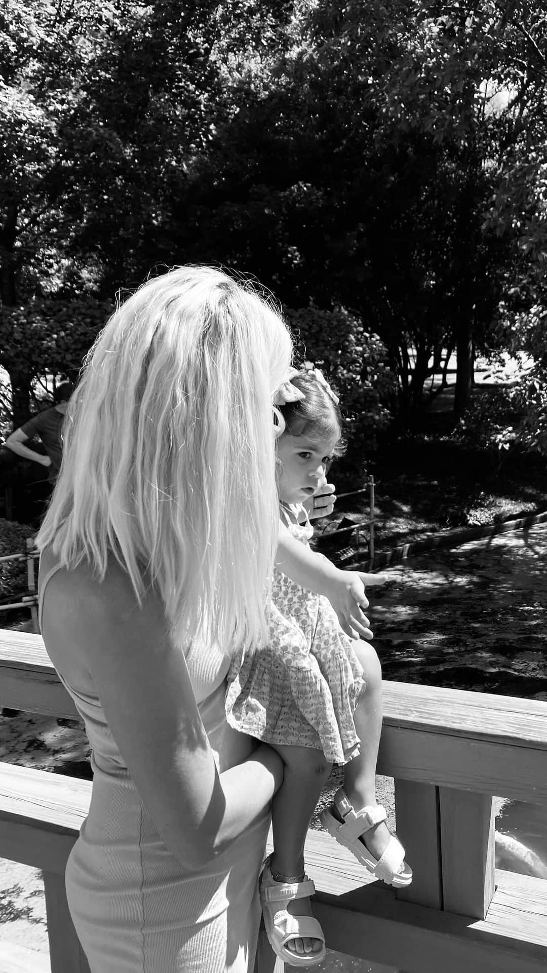 デヴォン・ウィンザーのインスタグラム：「A very wholesome end of summer with the fam 🌞」