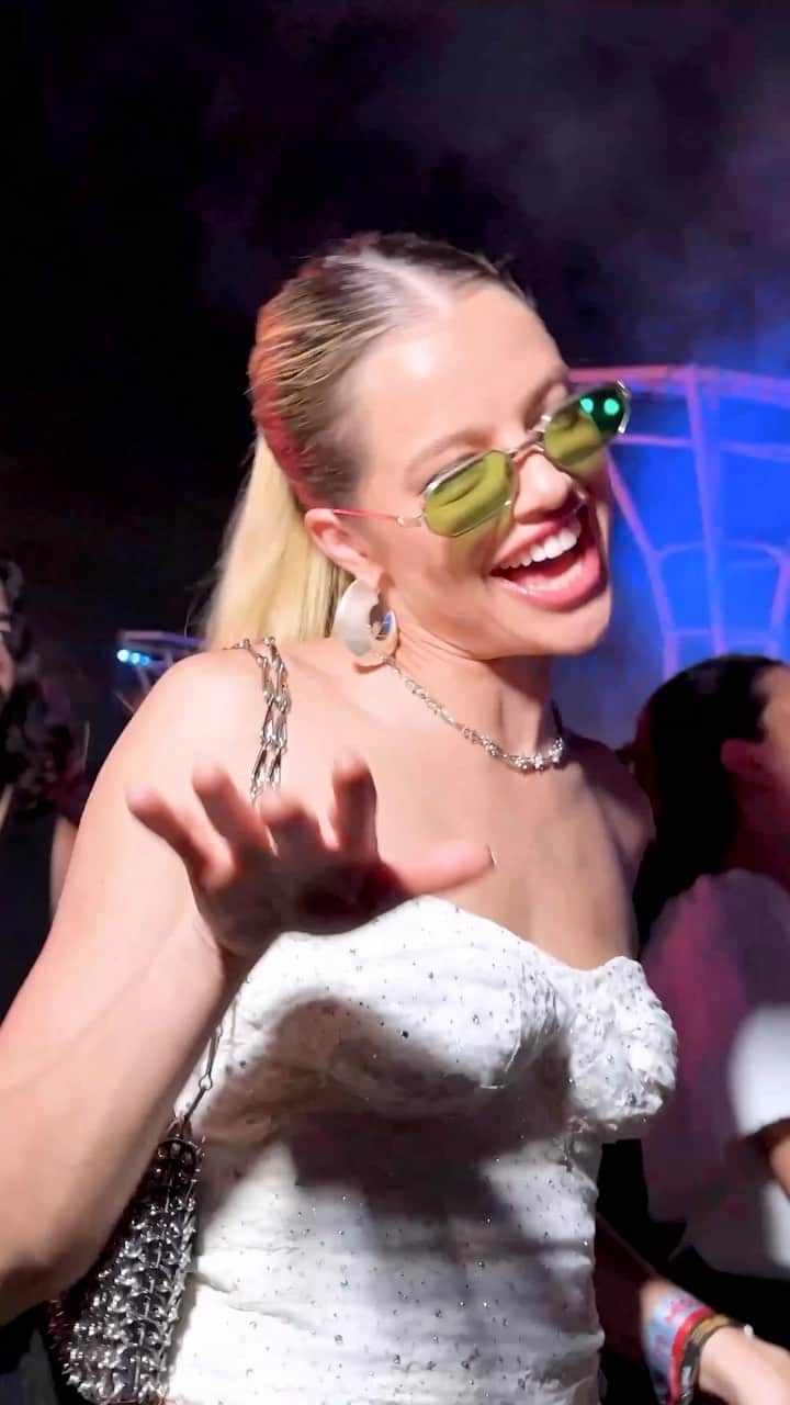 アガサ・モレイラのインスタグラム：「E a saudade que eu tava de curtir um festival?! Acho que pelo sorriso já dá pra ver! Rs  Muito obrigada @colgatebrasil pelo convite! Tô com o coração quentinho e com a mente cheia de boas memórias! The Town 2023 entregou tudo, e modéstia à parte eu tbm com os meus dentes branquinhos by Colgate Luminous White Glow 😁♥️ #LWGlow #GlownoTheTown2023 *publi」