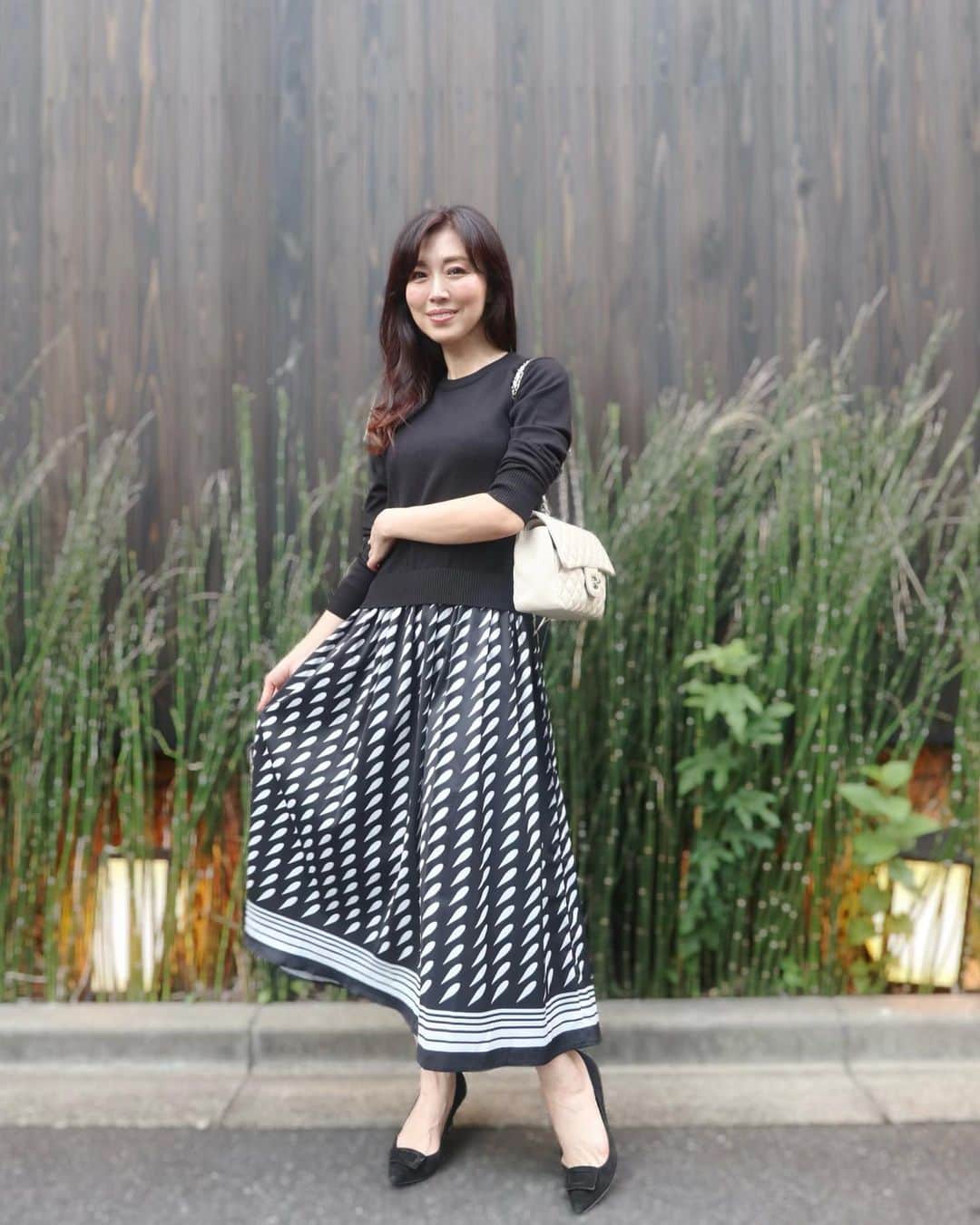 ImotoEtsuyo さんのインスタグラム写真 - (ImotoEtsuyo Instagram)「1枚でサマになる 幾何学プリントの 異素材ドッキングワンピースは @lamode_official の物。  上品な表情を保ちつつ 華やか。  秋冬になったら ブーツと合わせても良さそう。  ✨楽天スーパーセール開催中です。  ✴︎セール期間：9/4(月)20:00～9/11(月)01:59  ✴︎ショップURL：https://www.rakuten.ne.jp/gold/mode-et-mode/  こちらの ✴︎商品番号:12-82-1033aaw   ▼こちらの商品が8%オフになる 特別クーポンを配布する予定！ （セール終了日まで使用可）  クーポンは ストーリーに貼りますので チェックしてみて下さい。  https://coupon.rakuten.co.jp/getCoupon?getkey=WjhPNC1TTERXLUwyNFAtSEw4WA--&rt=  #lamode #lamode_cd @lamode_official  @lamode_press  #秋服  #秋コーデ  #大人コーデ  #きれいめコーデ  #上品  #上品コーデ #エレガント  #エレガントコーデ  #アラフィフ  #アラフィフコーデ  #ワンピースコーデ  #ワンピース  #fashion  #コーデ  #style #楽天スーパーセール」9月5日 7時09分 - bisuhada