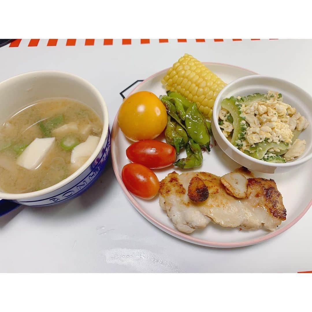 佐山万里菜さんのインスタグラム写真 - (佐山万里菜Instagram)「🍽#シェフ佐山 🍽 -夏野菜- 従姉妹の家の畑の無農薬夏野菜いただいて最高✨ めちゃくちゃ美味しい😍 やっぱり手作りって最強だなっ😍 畑………田んぼやりたいなぁ‼️ まずは、小さなくていいから畑やりたい✨ 今年の夏は激あつで、 まだまだ暑そーだ！！ 旬の物を食べるって大事✨ 夏野菜プレート🍽 夏野菜カレー🍛 . . 新生姜ある時に、 紅生姜第二弾✨ と青唐辛子醤油漬け‼️‼️ どっちも最高に美味しい💯  暑さに負けずに頑張ろっ👊  🎶今日を生きる　全ての人に 幸せだと思える瞬間がありますよーに🎶  #アスリート#筋肉 #腹筋 #トレーニング #減量#ダイエット#instagood #ライフスタイル #うまい #アスリート飯 #ダイエットメニュー  #料理  #節約 #いいね #食トレ#ヘルシーメニュー  #food #diet #good  #自炊 #簡単 #食事  #新生姜 #紅生姜 #夏」9月5日 7時13分 - sayama.19