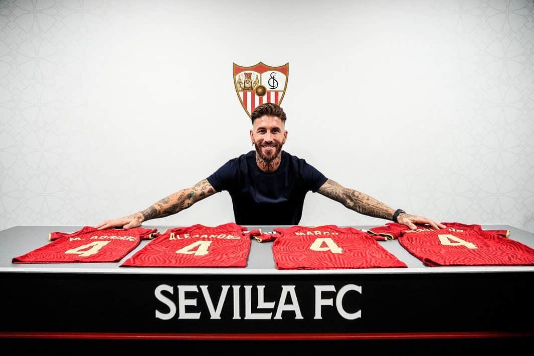 セルヒオ・ラモスのインスタグラム：「Espero que os llegue un pedacito de la felicidad que siento, porque es la forma más sincera que encuentro de daros las gracias. @sevillafc」
