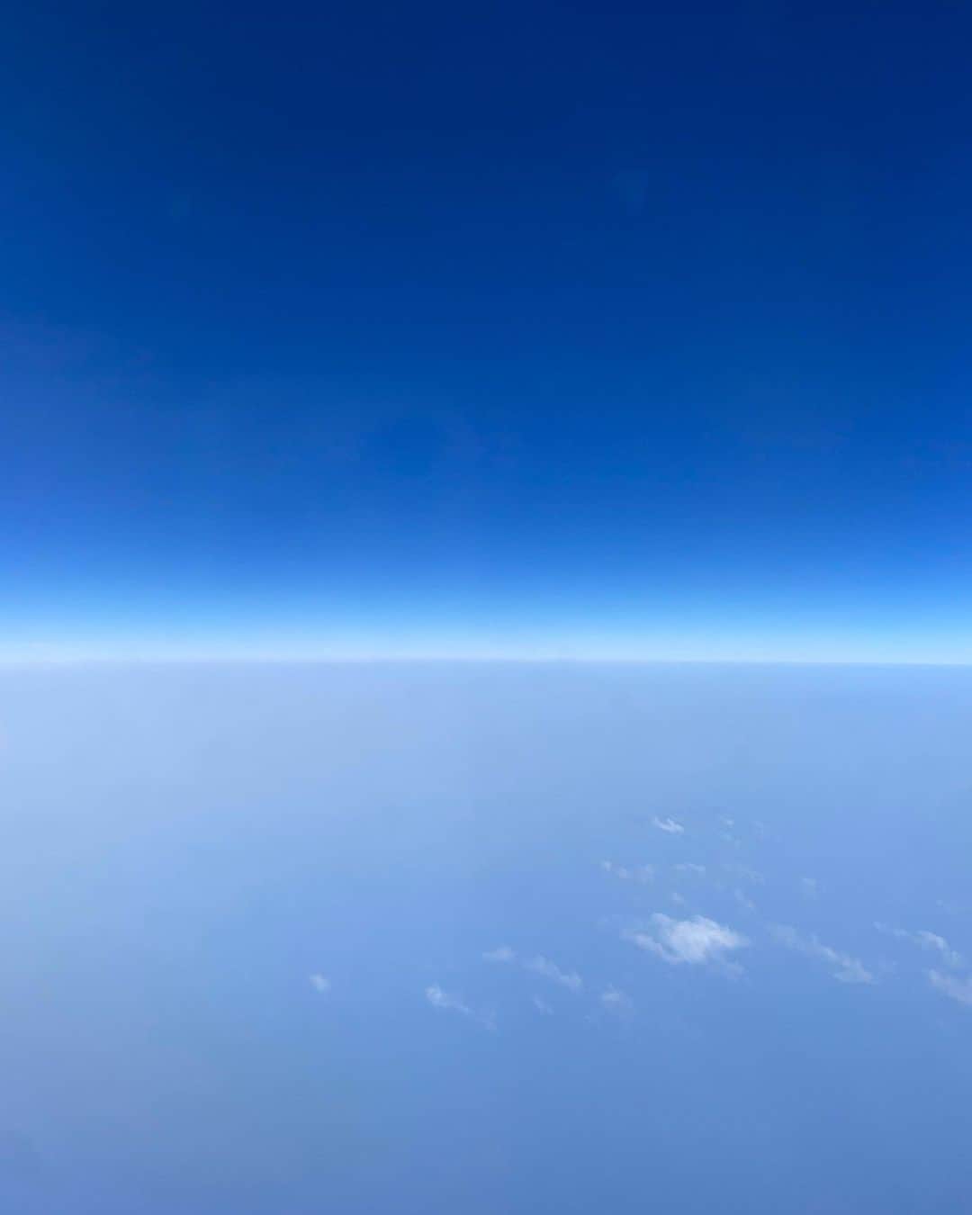 鈴木愛美さんのインスタグラム写真 - (鈴木愛美Instagram)「: 飛行機からの景色が好き✈️☁️  今回の5カ国旅行、 2週間で飛行機10回も乗った💙✨ （ 🇦🇪🇮🇹🇨🇭🇬🇷🇪🇸 ）  #✈️」9月5日 7時19分 - x.manya.x