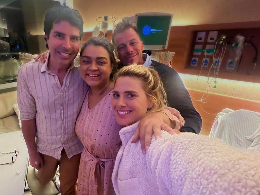 カロライナディークマンのインスタグラム：「as vezes tudo q se pode fazer é amar, amar, amar… e isso, é muito.  pr’além disso; preta ta sendo tão bem cuidada… e eu agradeço tanto a oportunidade q ela está tendo de ser assistida, com competência, cuidado, carinho… tantas pessoas têm a mesma doença, mas não têm a mesma sorte…  olhei nos olhos de cada um q vi entrar  com profunda gratidão.  pousei meus olhos na preta  com todo o amor q eu sinto  compartilho com soraya, malu e julia o privilégio de estar perto e ver q ela conta com gente.  sairemos dessa juntas fortalecidas no amor q nos une e q temos provado  a cada momento  o quanto ele é poderoso.  mas preta tem taaanta gente; e cada um q vem, cada um q se faz presente, q ora, q sente… é um bando de afeto infinito, e é tãooo bonito!  seguimos…  e por fim, tudo q não for benção, será aprendizado.」