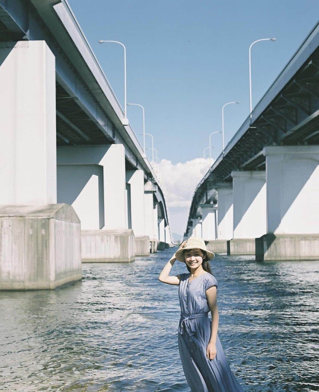 Masaのインスタグラム：「.  ▶︎▶︎▶︎ Swipe  1：Pentax6x7  Super Takumar 105mm F2.4 #pro400h   2：Fujifilm X-Pro2 #viltrox56mmf14   橋の間から入道雲が見えるといいなーと思いながら寄ってみました。  撮影日 : 2023年8月26日  #まさペン#エビプリ #pentax6x7 #pentax67 #バケペン #中判フィルム #film #filmcamera #filmphotography #フィルム #フィルムカメラ#フィルム写真 #igersjp #portrait #ポートレート #filmisnotdead #滋賀 #shiga #琵琶湖大橋」