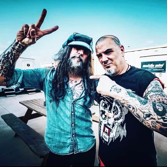 ロブ・ゾンビのインスタグラム：「Backstage at Rocklahoma with Phil. We first met 33 years ago at L’Amour in Brooklyn. Damn, many years of rock behind us.」