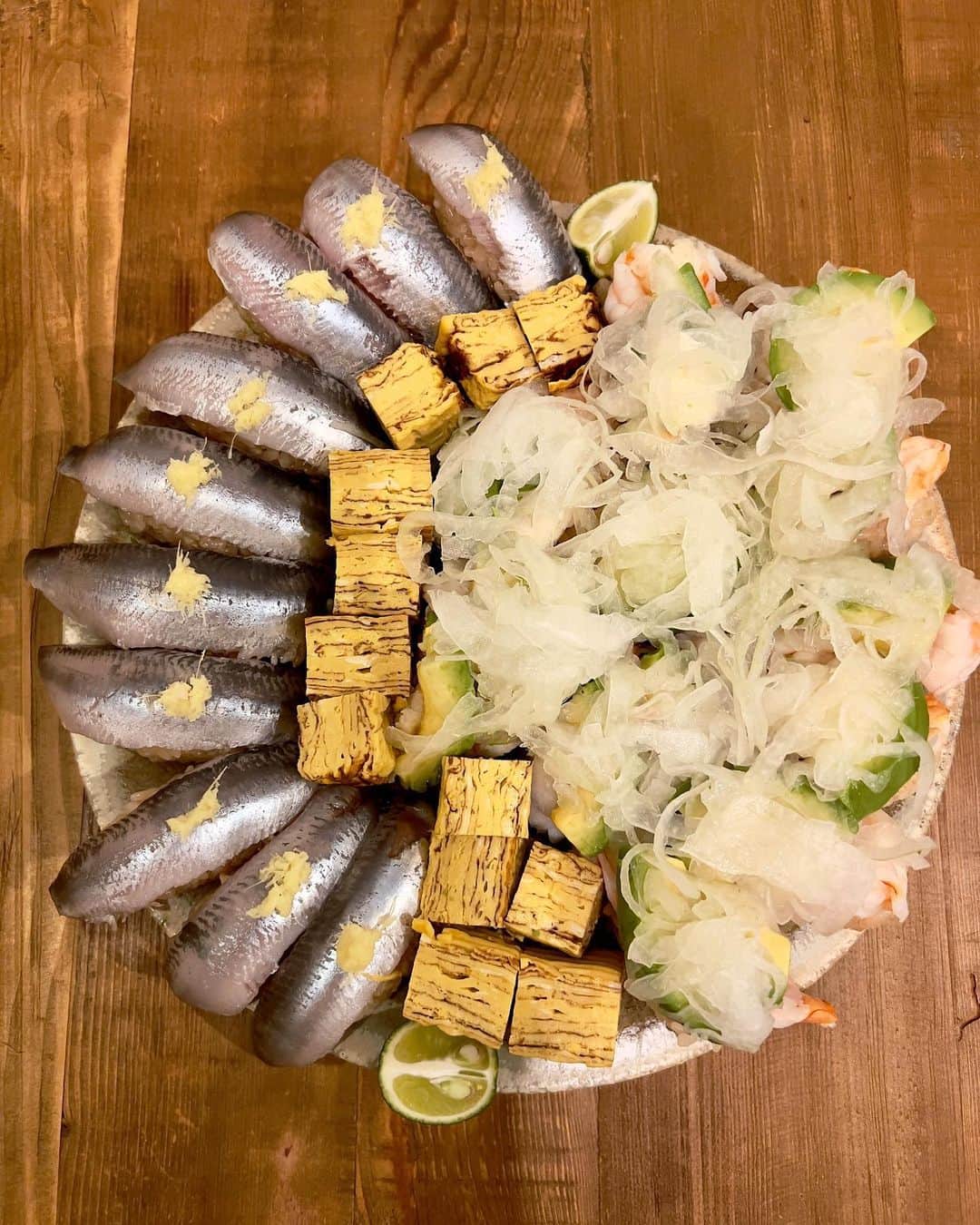 椎名美月のインスタグラム：「ワンプレートぎゅうぎゅう寿司🍣 （シャリムズイ🥲）」