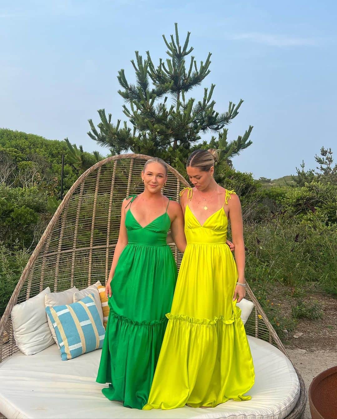 シンシア ローリーのインスタグラム：「Green with envy」