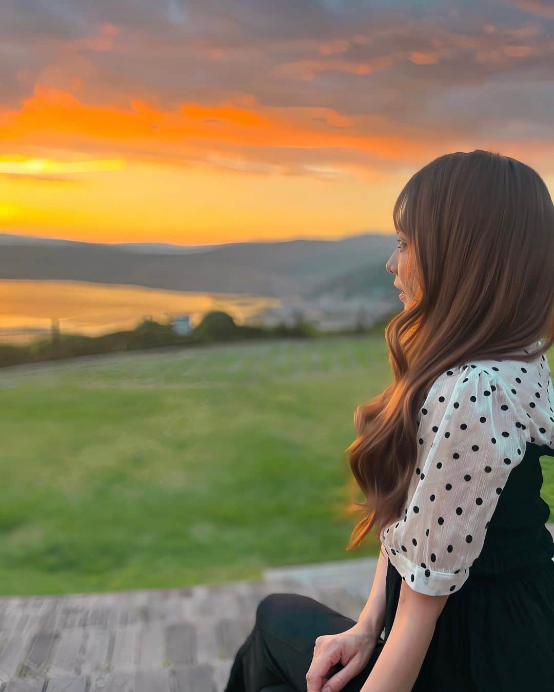 愛田杏奈のインスタグラム：「. . めちゃいい写真撮ってもらった😍📷🌇☀️ . ノーマルカメラに慣れたい(笑) . .  今週もがんばるぞーん♡ . . . . . #outfit #dayoff #28歳 #アラサー #アラサー女子 #ノーマルカメラ #ポートレート #iPhoneカメラ #夕焼け #夕日 #code #ootd #fashion #大人ガーリー #ロングヘア #instagood #likeforlikes #followme #フォロワー増やしたい」