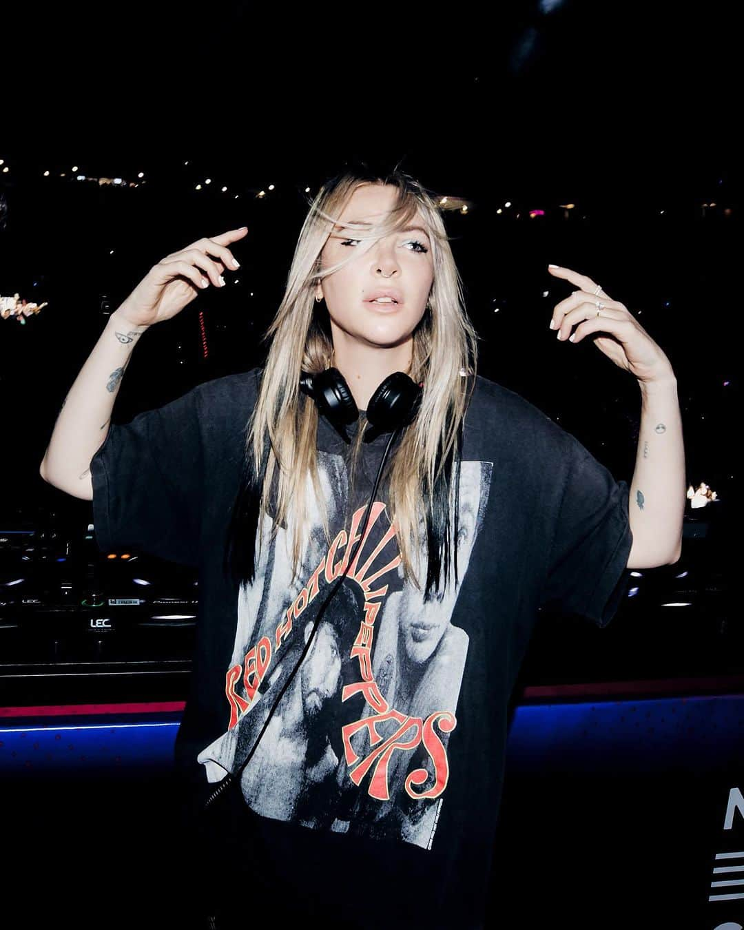 アリソン・ワンダーランドのインスタグラム：「DILF (DJ I LIKE at FESTIVALS) . 1: me being a DILF 2: give the lighting guy a gold medal 3: u don’t know - Alison wonderland 4: fight or flight - Alison wonderland x MEMBA 5: Push Up - Alison Wonderland x Subtronics remix 6: where you are - John Summit (griz remix) 7: ID - AW X Valentino Khan」