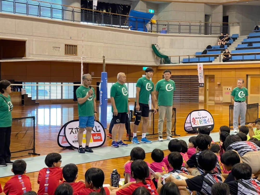 清水邦広さんのインスタグラム写真 - (清水邦広Instagram)「『つなGO石垣島』 石垣島で 柳本晶一さん （全日本男子代表、アテネ・北京五輪全日本女子監督） とバレーボール教室してきました！   柳本さんは北京オリンピックの女子の監督をしていた時 僕もずっと見ていたので 今回一緒に教室が出来て不思議な感覚でした！   石垣島の子供たちも 目をキラキラして バレーボールを楽しんでくれました！   初めての石垣島だったんですが 気候も良くて 優しくいい人達ばかりで 最高の島でした！  #石垣島 #柳本晶一さん #バレーボール教室 #子供たち #一生懸命してくれて #最高に楽しかった #みーふぁいゆー」9月5日 13時32分 - gorikuni0811