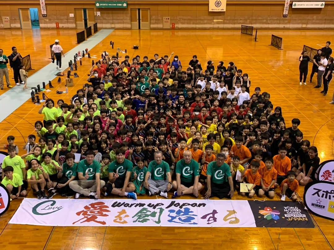 清水邦広のインスタグラム：「『つなGO石垣島』 石垣島で 柳本晶一さん （全日本男子代表、アテネ・北京五輪全日本女子監督） とバレーボール教室してきました！   柳本さんは北京オリンピックの女子の監督をしていた時 僕もずっと見ていたので 今回一緒に教室が出来て不思議な感覚でした！   石垣島の子供たちも 目をキラキラして バレーボールを楽しんでくれました！   初めての石垣島だったんですが 気候も良くて 優しくいい人達ばかりで 最高の島でした！  #石垣島 #柳本晶一さん #バレーボール教室 #子供たち #一生懸命してくれて #最高に楽しかった #みーふぁいゆー」