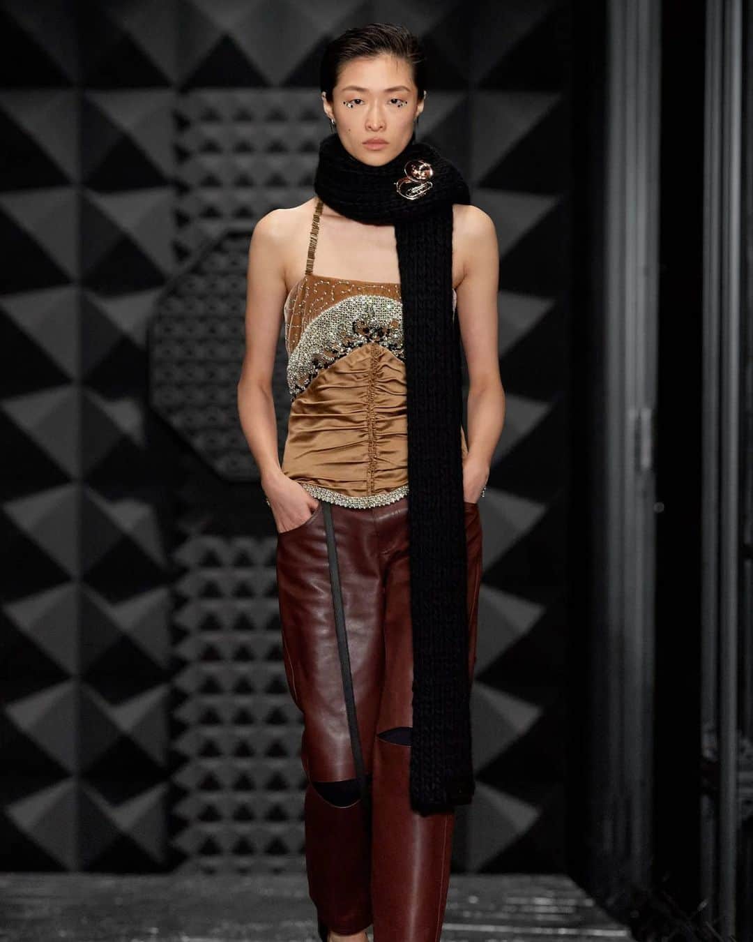Vogue Taiwan Officialさんのインスタグラム写真 - (Vogue Taiwan OfficialInstagram)「#Vogue編輯推薦 炎熱的季節即將結束，早晚季節變換也將到來。正因如此，我們不禁想問：2023/2024年秋冬系列的潮流中，哪些褲款將成為主角呢？點擊 @VogueTaiwan 首頁連結，了解秋冬系列中7大時尚褲款趨勢指南。  #穿搭」9月5日 14時00分 - voguetaiwan