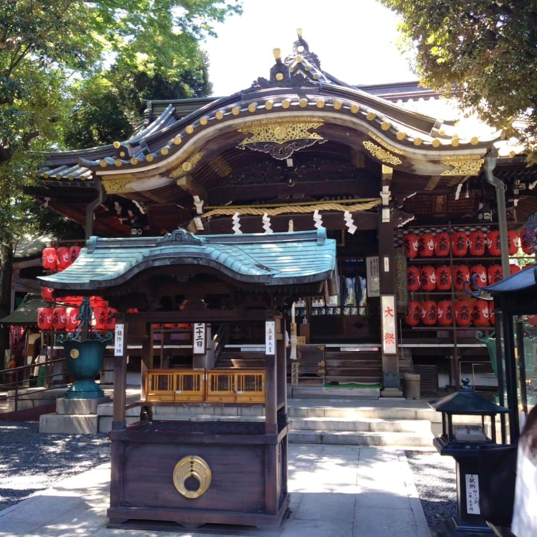 工藤亜耶のインスタグラム：「若菜さんに教えてもらいながら、初の豊川稲荷神社(*^^*)  気分がスッキリ＼(^o^)／  梅とろろ蕎麦。写真撮ったのに残ってない💀  さるすべりの花も綺麗だった(*^^*)  #豊川稲荷」