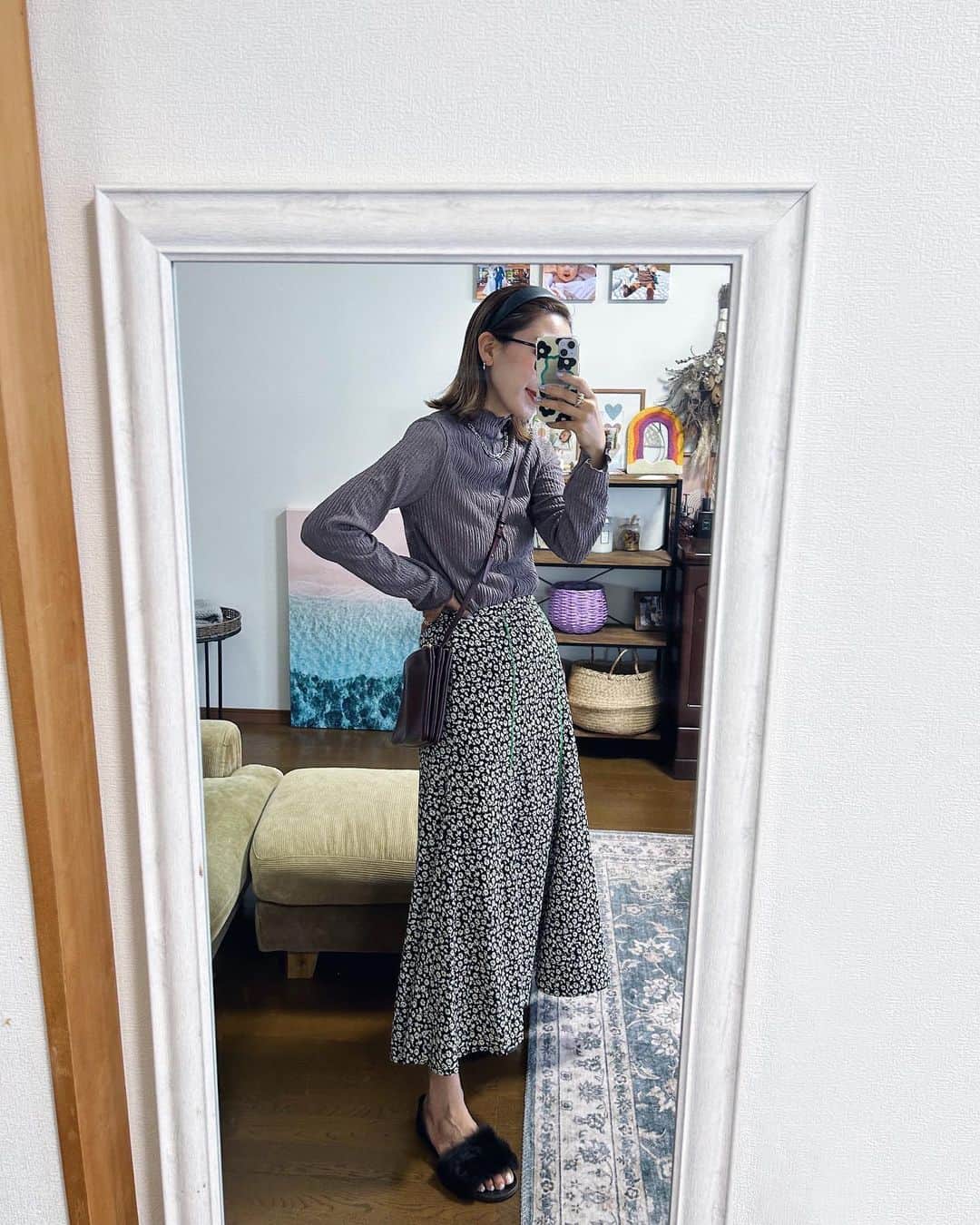 のインスタグラム：「. 秋支度。 雨降るとちょっと肌寒かったね🌧️ 小物とか薄手素材で秋先取り🍂  メロウハイネックトップスは使いやすすぎて毎年新調してるな〜🪽 @geera__official   #GeeRA  #geera_ootd  #ジーラ」