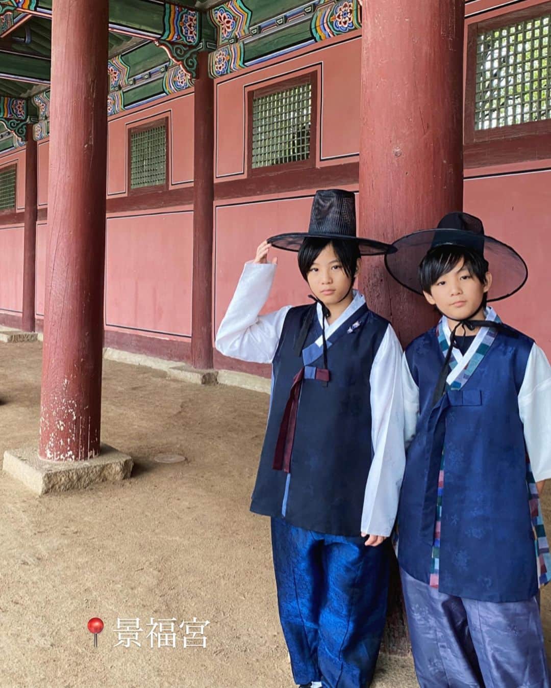 ayakoのインスタグラム：「♡ #景福宮  景福宮は韓服着てると中に入るの無料だよ  だけど嵐過ぎて 中をゆっくり見て回るのは断念🥹  お天気いい日行くのをおすすめします！ 私はkkdayで前もって予約して行ったけど、予約しなくてもたくさんレンタル屋さんはあるし、10000ウォン前後で借りられます♡  #韓国旅行 #韓国旅行記  #中学生男子  #双子」