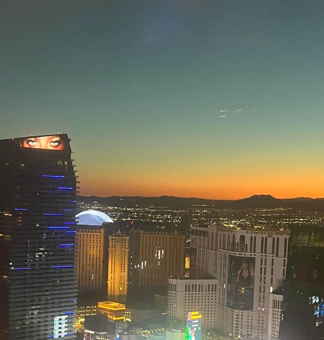 リカルド・ティッシさんのインスタグラム写真 - (リカルド・ティッシInstagram)「Magic is seeing the “extra” in the ordinary #lasvegas」9月5日 8時17分 - riccardotisci17