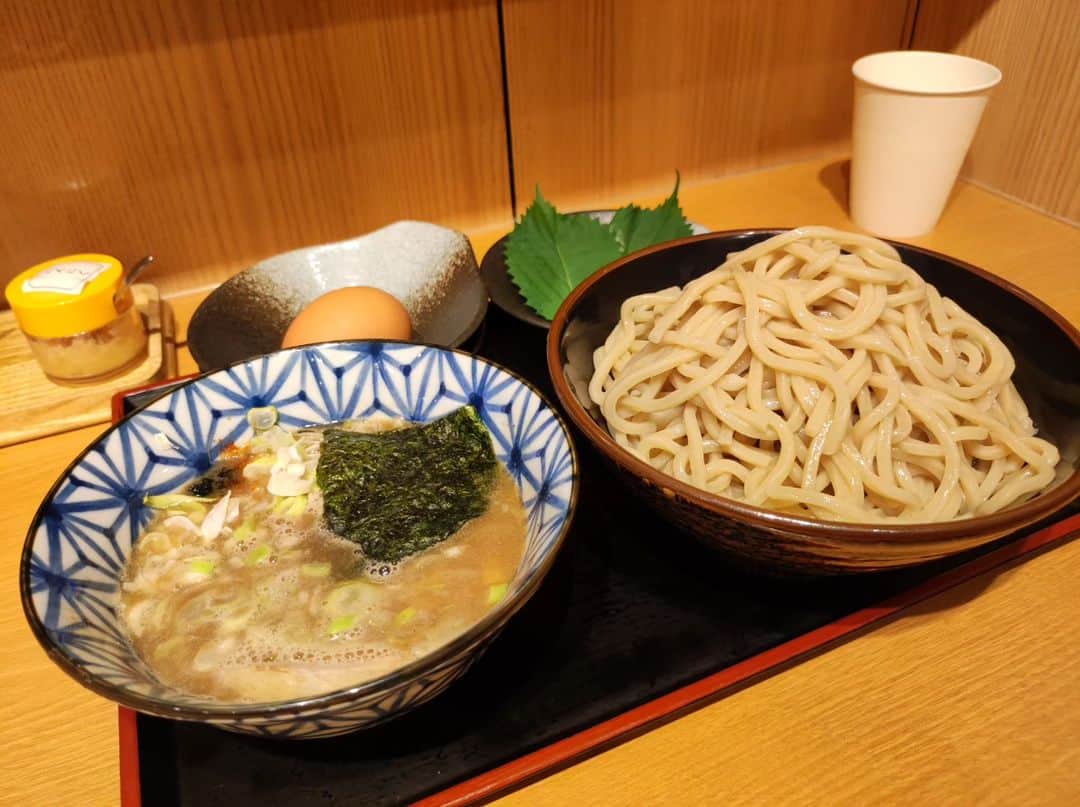 つけMen野郎のインスタグラム：「つけめん 大葉増し 生玉子 孫鈴舎 つけめん欲止まらず久しぶりの孫鈴舎。つけ汁はすごく動物出汁強く出て、魚介が後ろに回る。そして、つるっとむちっとした太麺が往年の動物魚介系つけめんにハマるやつでうまい。大葉好きなので増せたりするのも嬉しい。前回から間が空いたのでつけめんをリピートしたけど、次こそラーメン食べたいね。」