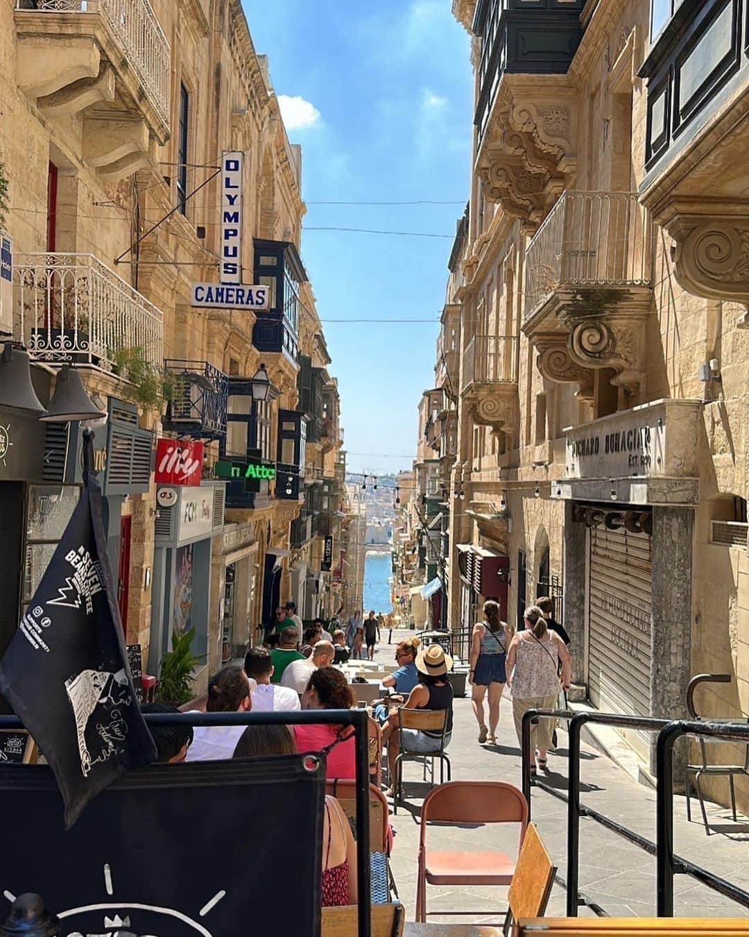 せきぐちりささんのインスタグラム写真 - (せきぐちりさInstagram)「マルタ島の首都バレッタは、市街全体が世界遺産に登録されている要塞都市です。 ルクセンブルクのように街のあちこちで歴史の面影を感じることができます。  マルタ島の建物は、緑や青や赤の出窓が付いているのが特徴でどの建物もカラフルでかわいかったです。  ただ、、 道を歩いていて気になるのがゴキブリが多いこと😖💦 道を歩いていて何度も遭遇しました 😱  日本にもいるけど道端で遭遇したことはほとんどないし、ルクセンブルクでは一度も見たことないので、久しぶりに見て足がすくみそうになりました🥶  ‥‥‥‥‥‥‥‥‥‥‥‥‥‥‥‥‥‥‥‥‥‥‥‥  ルクセンブルク🇱🇺在住。19歳。 ヨーロッパの旅行写真もたくさん載せてるので是非みてね📸 @risa_s_lisa  配信アプリ『ミクチャ』で毎日23時ごろ から配信してます。 ※プロフィールのリンクからTikTok、X、ミクチャのフォローお願いします🤍  ‥‥‥‥‥‥‥‥‥‥‥‥‥‥‥‥‥‥‥‥‥‥‥‥  ･ ･ ･ ･ #マルタ島 #🇲🇹 #Malta #vacation #夏休み #海外旅行 #ヨーロッパ #Europe #海外留学 #留学 #サマースクール #短期留学 #バレッタ #Valletta #麦わら帽子」9月5日 8時21分 - risa_s_lisa