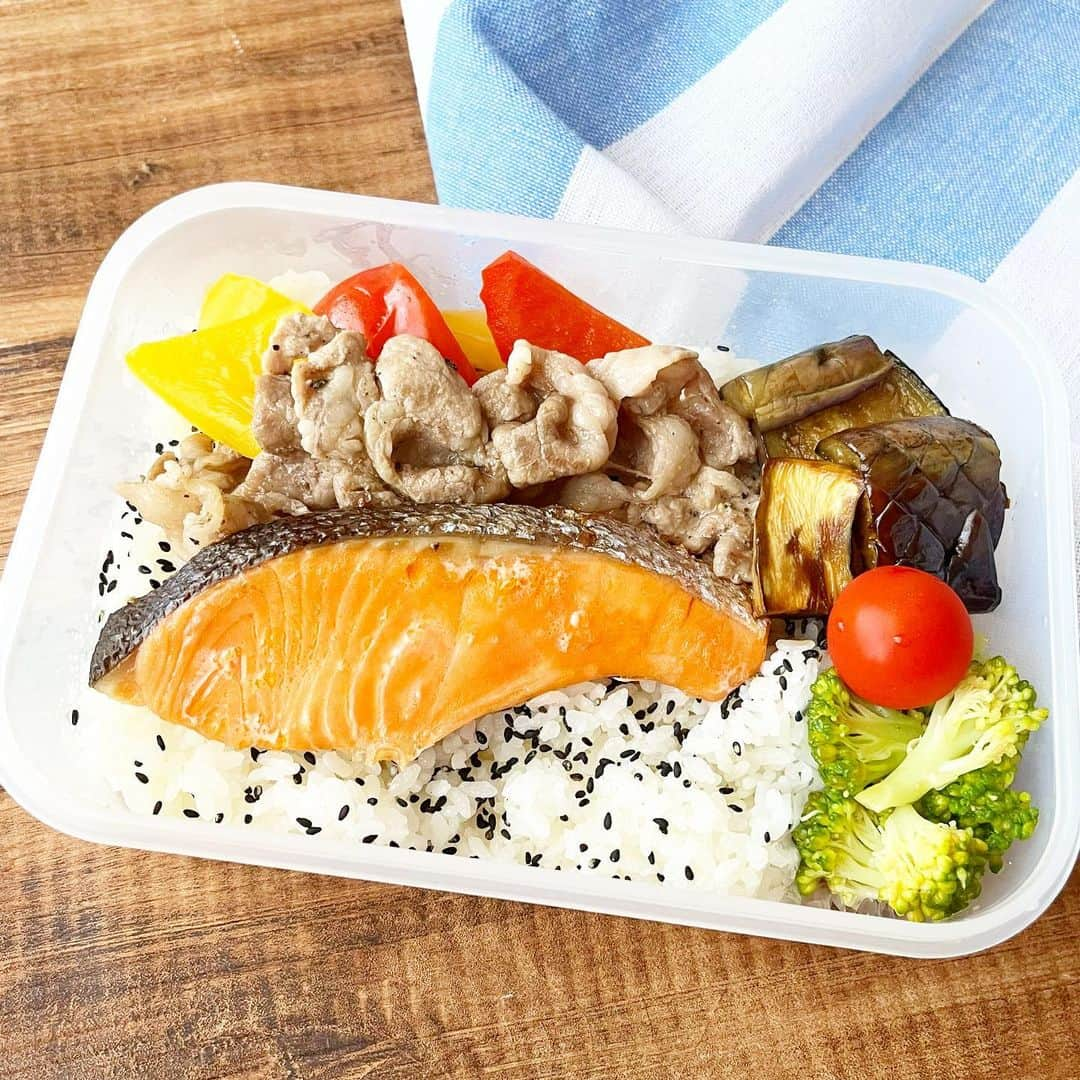 金子あきこのインスタグラム：「#お弁当 #ごま塩ごはん #焼き鮭 #豚肉ソテー #ブロッコリーの辛子和え #焼き茄子 #パプリカソテー ・ ・ ・ 今朝やったこと。 グリルで鮭を焼いたのみ。 鮭はまとめて焼いて、 おにぎり用などにわけてストックしてます。 あとはリメイクや作り置きを詰め詰め♡  ・ ・ ・ #高校生弁当#男子弁当#タッパー弁当#手作り#野球#食トレ#段取り#作り置き#冷凍保存 #時短レシピ#ほったらかしレシピ#食べ物で身体は作られる#健康#食物繊維#腸活#ダイエット#免疫力アップ#管理栄養士#レシピ開発#料理家#節約美容料理研究家#船橋」