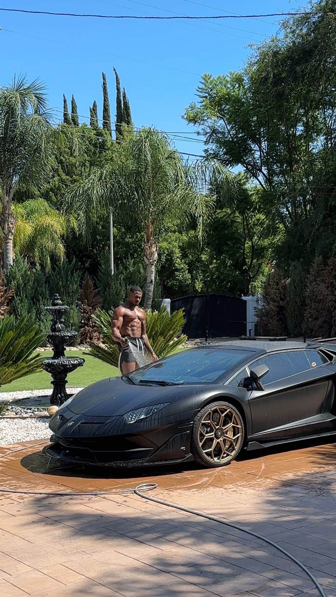 Simeon Pandaのインスタグラム：「Not bad for a 10 min job with no scrubbing 🧼 👌🏾  #svj #svjroadster #lamborghini #carwash」