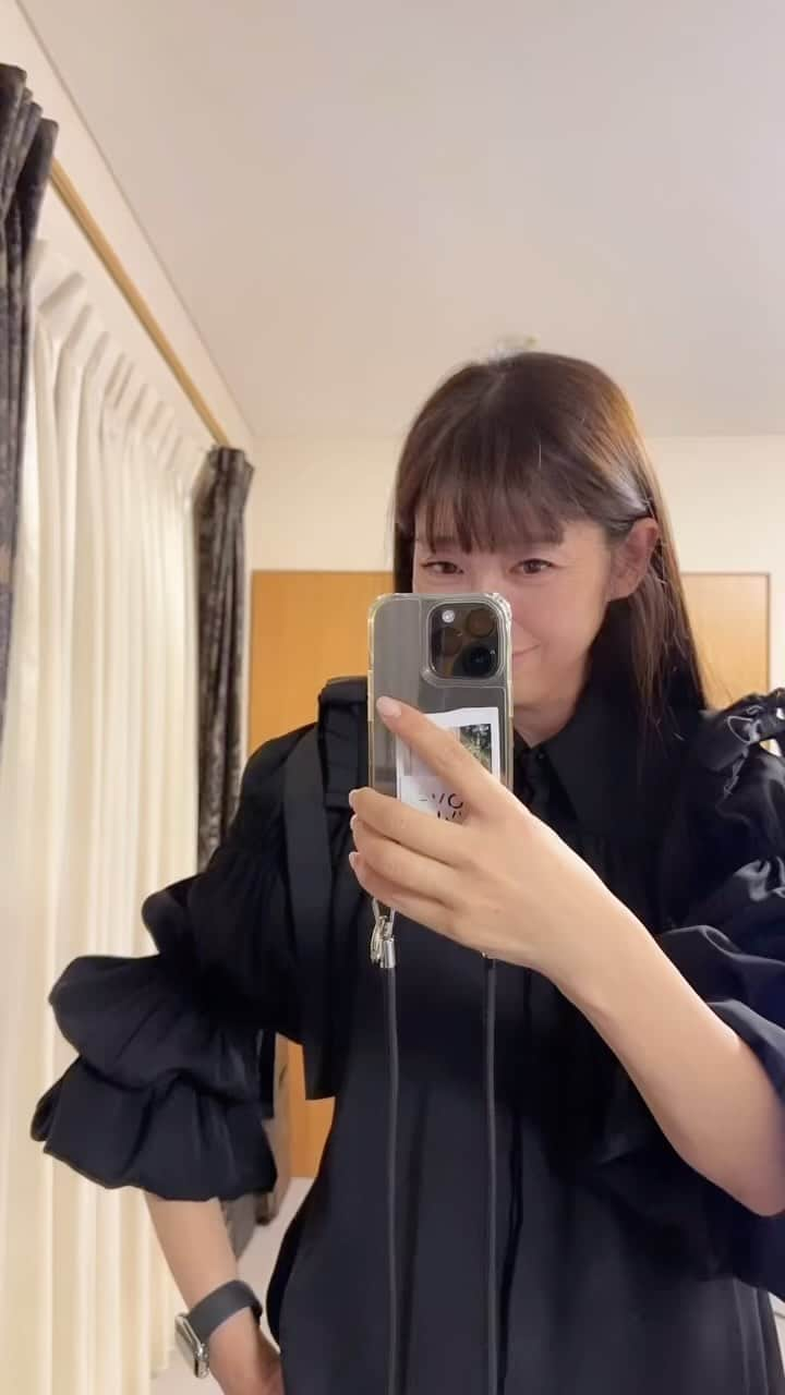 芝本裕子のインスタグラム：「今シーズンも、またまた @haengnae_official で可愛いの見つけた😍 毎シーズン本当に、一枚ずつだけど、大切に集めてる💜今回のブラウスは、見たとき好みすぎて絶対これにしようと決めていたもの。 ブラウスの生地は、めちゃくちゃしっかりしてて、真夏とか30度超えだと少し暑いけど、それ以外なら、むしろ真冬も着れそうなぐらいのしっかりさ‼️ なんと言っても袖が可愛い😍肩のところについたリボンで、袖のフリルも調整できる。とにかくオススメの一枚。 決して安くはないけど、長く着れる一枚として、オススメです‼️  寝室の生活感でまくりで、すみません🙏  #HAENGNAE #fashion #ootd #お気に入り #マイコレクション #shiba_u」