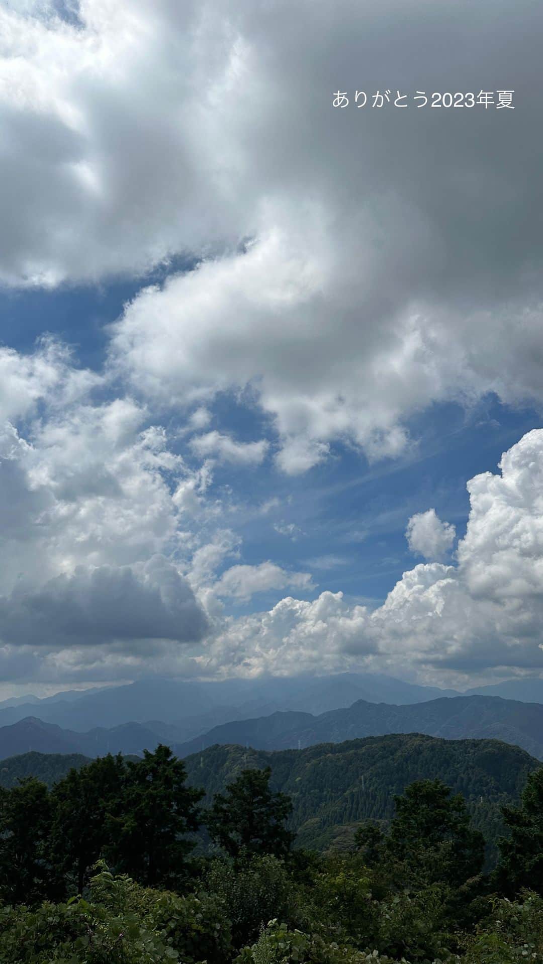 藤井美加子のインスタグラム：「⛰️🌳☁️🌏🦜  #夏の終わりが近づいてる  #新しい季節のお迎え」